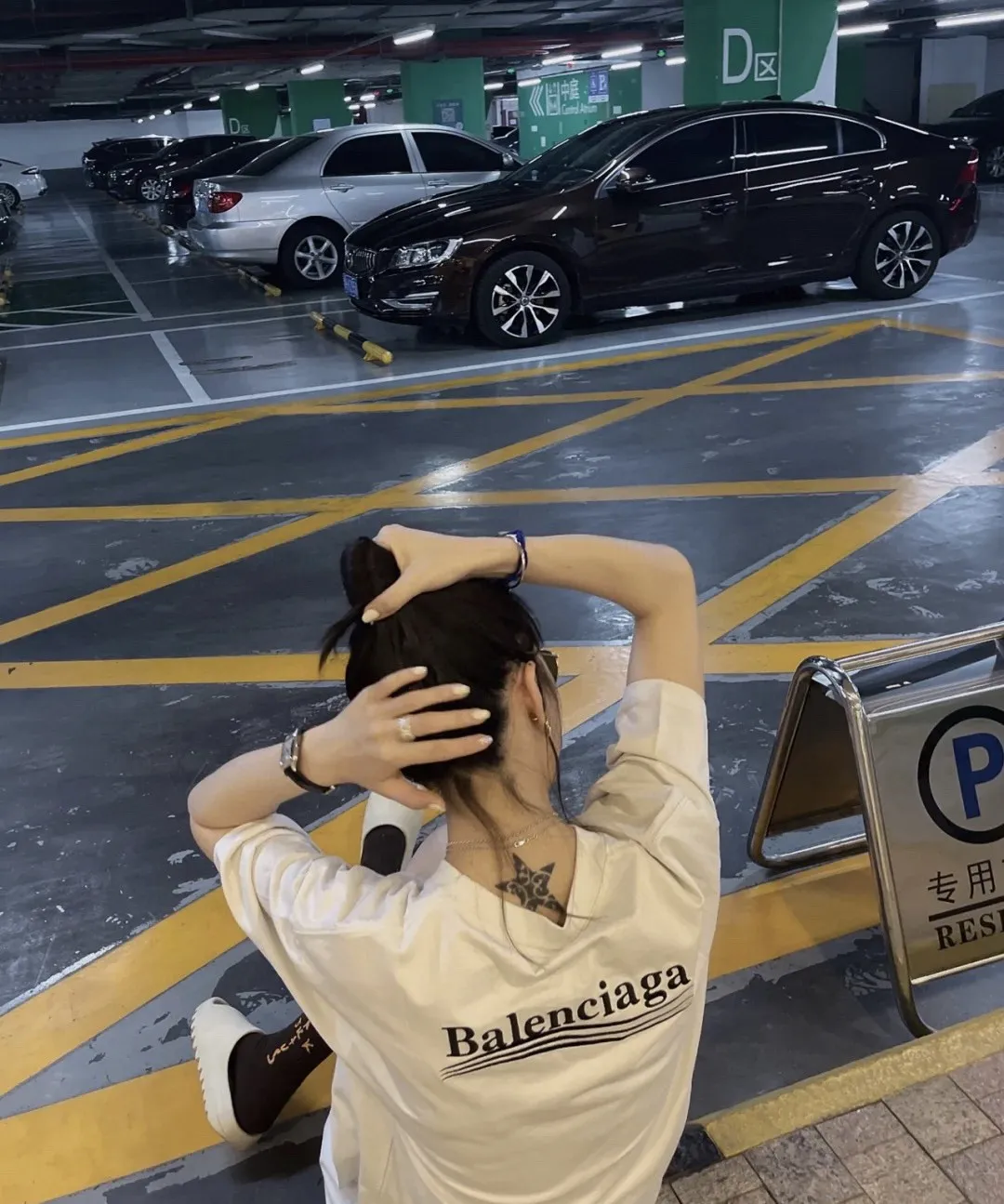 ♻️💯Upper body reference model picture❤️The top tested version of Balenciaga BALENCIAGA Cola Mailang embroidered printed short-sleeved T-shirts of the same style for male and female couples stars. Three colors are available, ensuring the same fabric as the original version, no color difference! Customized dyeing in a package! INS, Xiaohongshu’s popular style, classics that never fade away! The king of orders in Spain, the fried chicken is highly recommended! 32S 280g pure cotton double yarn fabric, comfortable and wide! Full of drape! The printing uses Tajima embroidery machine imported from Japan, which is known as the fighter among embroidery machines. The embroidery is meticulous, with no threads or skipped threads, the printing and embroidery are full and fine, and the letter spacing is consistent with ZP! Wearing it gives you full confidence and peace of mind! The labels and washes are all correct! On behalf of G at the same level! Consistent packaging at the counter!  Size: XS-L Color: Beige, taro purple, active gray, light hemp gray P:260