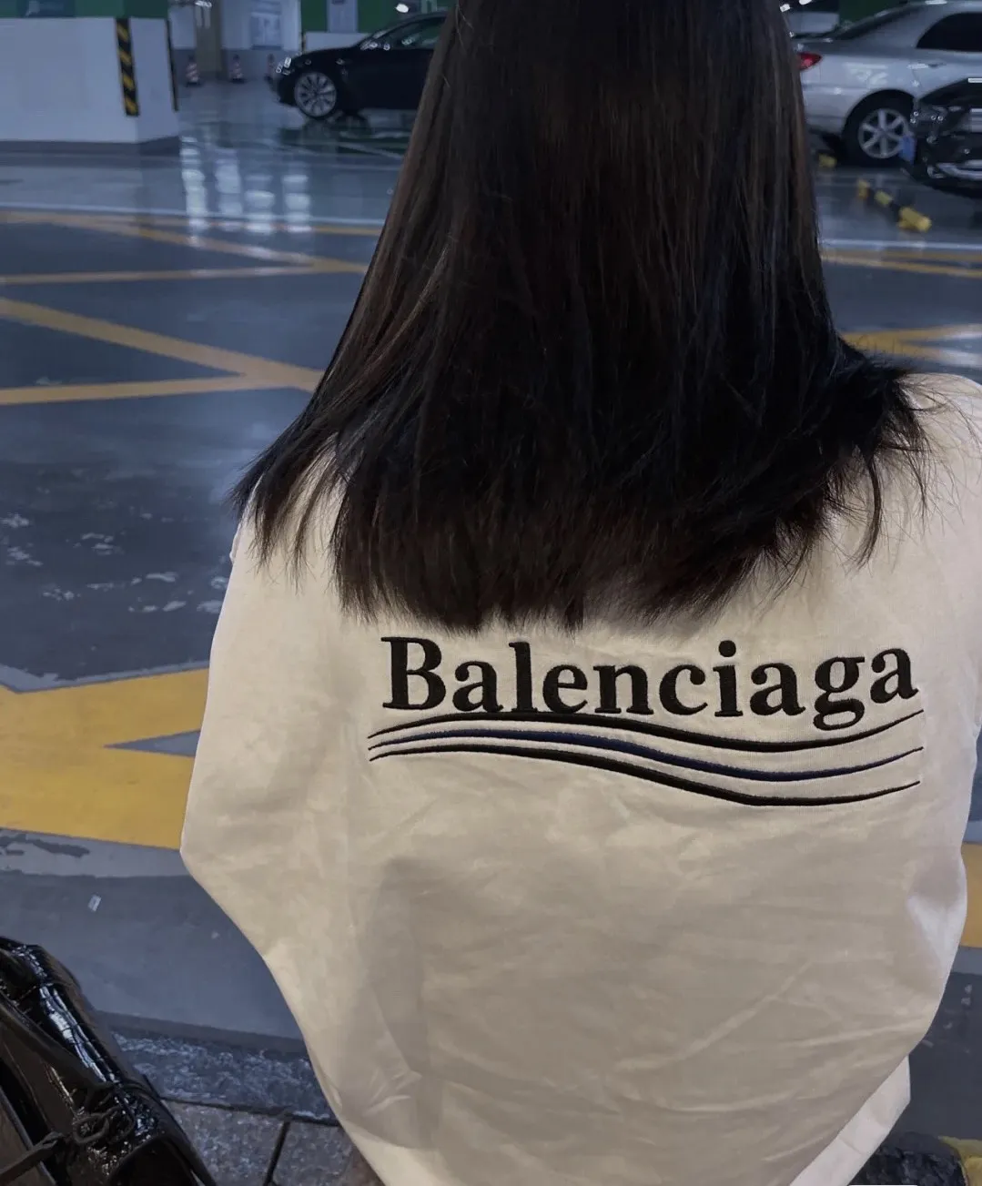 ♻️💯Upper body reference model picture❤️The top tested version of Balenciaga BALENCIAGA Cola Mailang embroidered printed short-sleeved T-shirts of the same style for male and female couples stars. Three colors are available, ensuring the same fabric as the original version, no color difference! Customized dyeing in a package! INS, Xiaohongshu’s popular style, classics that never fade away! The king of orders in Spain, the fried chicken is highly recommended! 32S 280g pure cotton double yarn fabric, comfortable and wide! Full of drape! The printing uses Tajima embroidery machine imported from Japan, which is known as the fighter among embroidery machines. The embroidery is meticulous, with no threads or skipped threads, the printing and embroidery are full and fine, and the letter spacing is consistent with ZP! Wearing it gives you full confidence and peace of mind! The labels and washes are all correct! On behalf of G at the same level! Consistent packaging at the counter!  Size: XS-L Color: Beige, taro purple, active gray, light hemp gray P:260