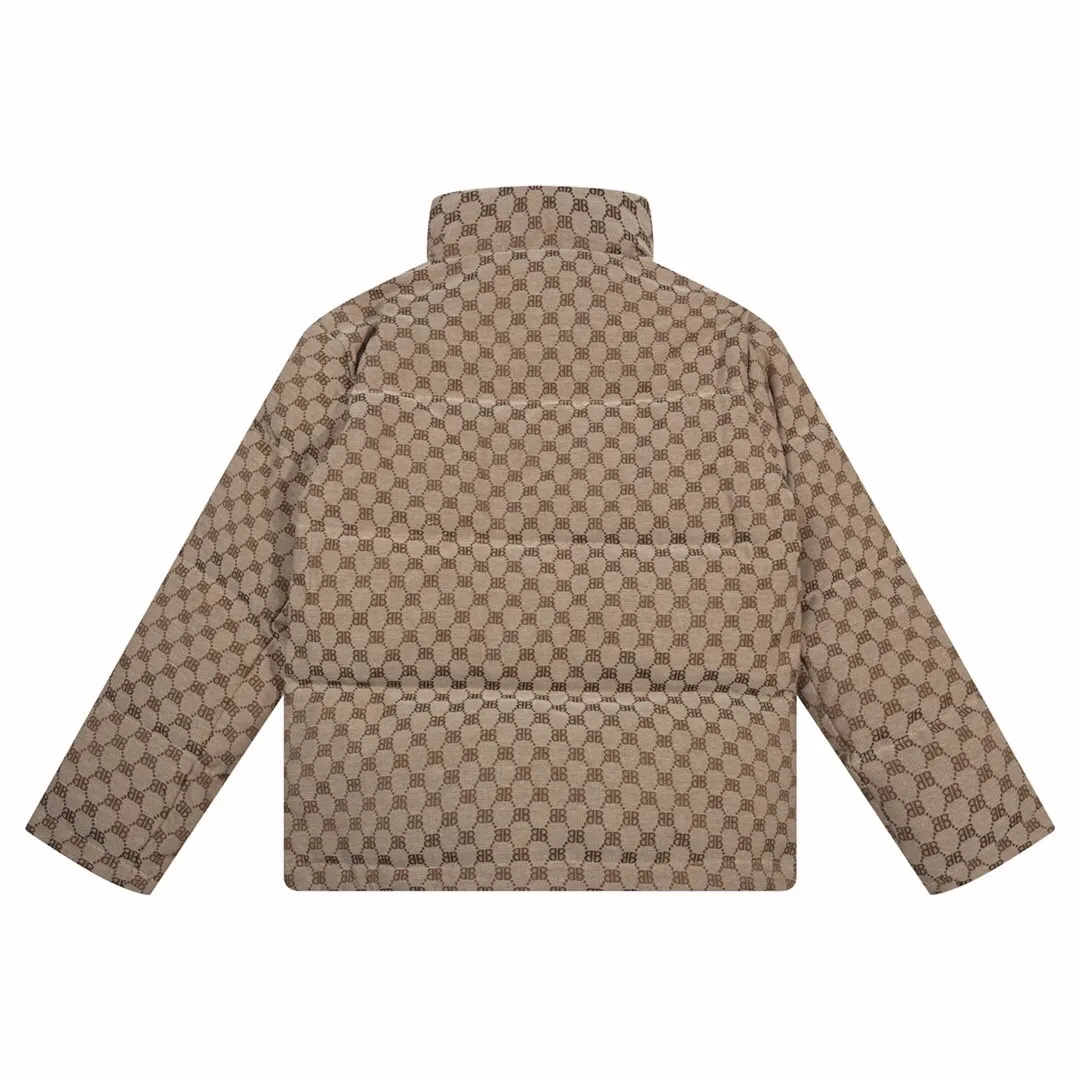 🅿️480 Style number: Y04 Balenciaga Super soft, fluffy and plump, super heavy-duty, the fabric is well-crafted and has a perfect fit. Note: the fabric is super comfortable for both men and women (the first time I made a down jacket this year, and the price-performance ratio is so high that it breaks the ceiling) [Top-quality fabric + features: ✅The down content is 90 down, and the gram weight is about 380-420g. ✅It needs to be customized individually. It is very thick and has a three-dimensional and full feeling from 360 degrees! ✅The down jacket uses a double-layer anti-down liner design! Super windproof performance ✅Hardware 1:1 fully customized ZP craftsmanship: spot heavy goods! The highest version is produced by the same celebrity couple and must be good. This down jacket uses a double-layer anti-velvet liner design! It has super windproof performance and will be very warm when worn in winter! It is filled with white duck down and has high fluffiness, so it can be worn at minus ten degrees ❗ Color: Brown (popular color) Size: M–XXL