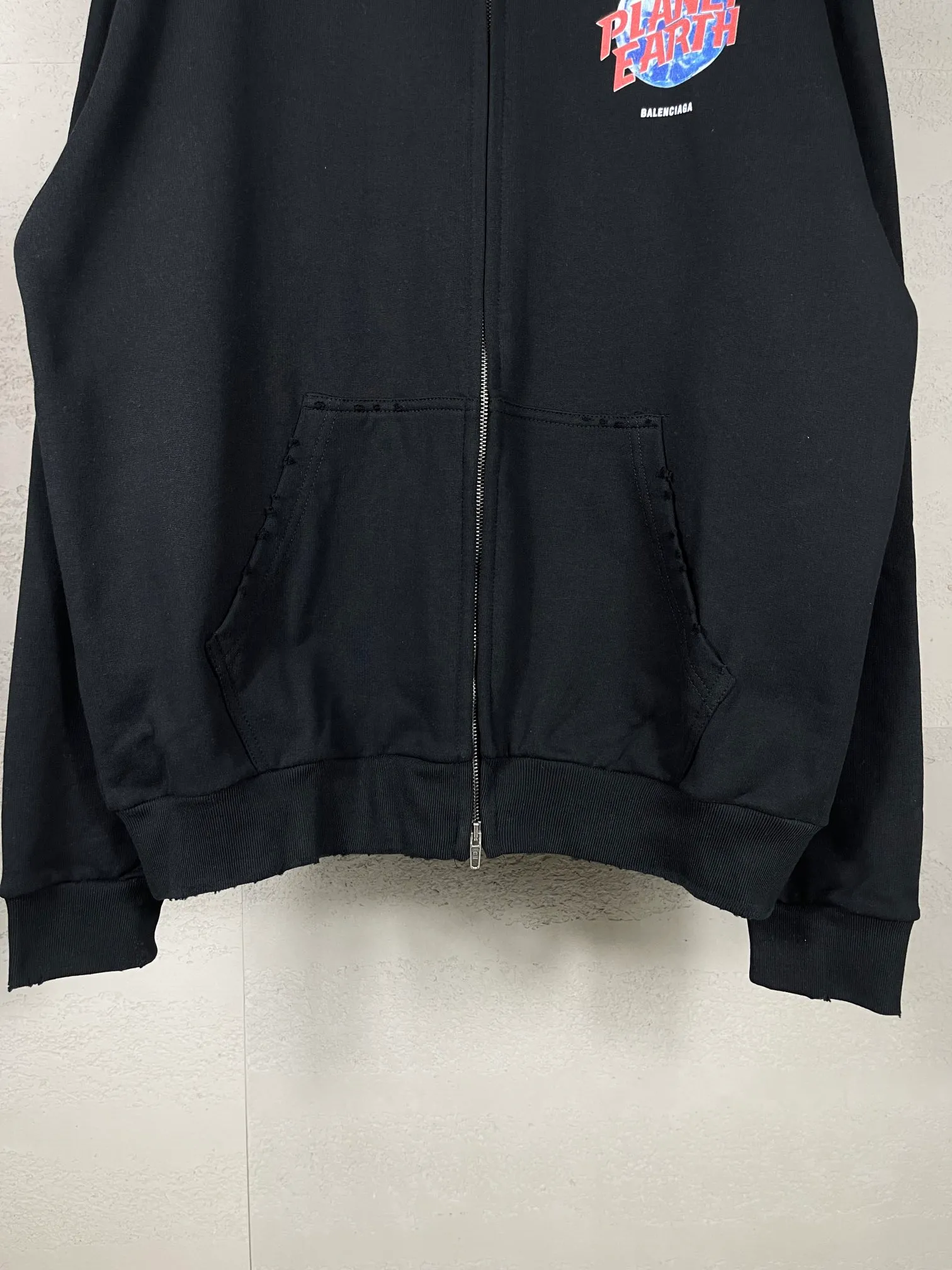 🅿️390 real photos [Top version. Official website quality] BALENCI*GA/Paris. 2024 catwalk style earth pattern direct-injection printing washed distressed worn cardigan zipper hooded sweatshirt 2024 new style. All pattern details and colors Y-board customization. Jubie market currency. Brick cabinets are synchronized. Genuine products are developed at the first time, and you can print and compare! The fabric is made of Paris ZP custom-woven and dyed cotton sweatshirt. Weighing 460 grams, the cloth surface is clean. The cloth pattern is clear, soft and comfortable. The threads are dyed with no color difference. The printing uses environmentally friendly imported materials with white ink direct printing, the letters are clear and the effect is three-dimensional. The entire garment is washed, distressed and worn. The version adopts OS loose shoulder design. Same style for men and women. Code: BL238955 Color: black, floral gray Size: XS S M L