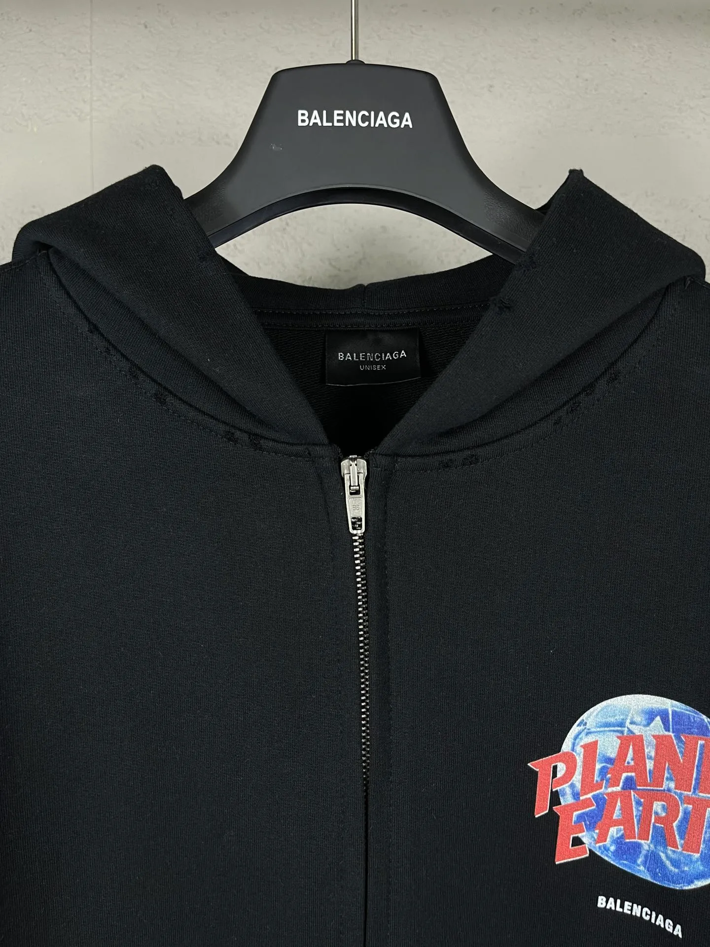 🅿️390 real photos [Top version. Official website quality] BALENCI*GA/Paris. 2024 catwalk style earth pattern direct-injection printing washed distressed worn cardigan zipper hooded sweatshirt 2024 new style. All pattern details and colors Y-board customization. Jubie market currency. Brick cabinets are synchronized. Genuine products are developed at the first time, and you can print and compare! The fabric is made of Paris ZP custom-woven and dyed cotton sweatshirt. Weighing 460 grams, the cloth surface is clean. The cloth pattern is clear, soft and comfortable. The threads are dyed with no color difference. The printing uses environmentally friendly imported materials with white ink direct printing, the letters are clear and the effect is three-dimensional. The entire garment is washed, distressed and worn. The version adopts OS loose shoulder design. Same style for men and women. Code: BL238955 Color: black, floral gray Size: XS S M L