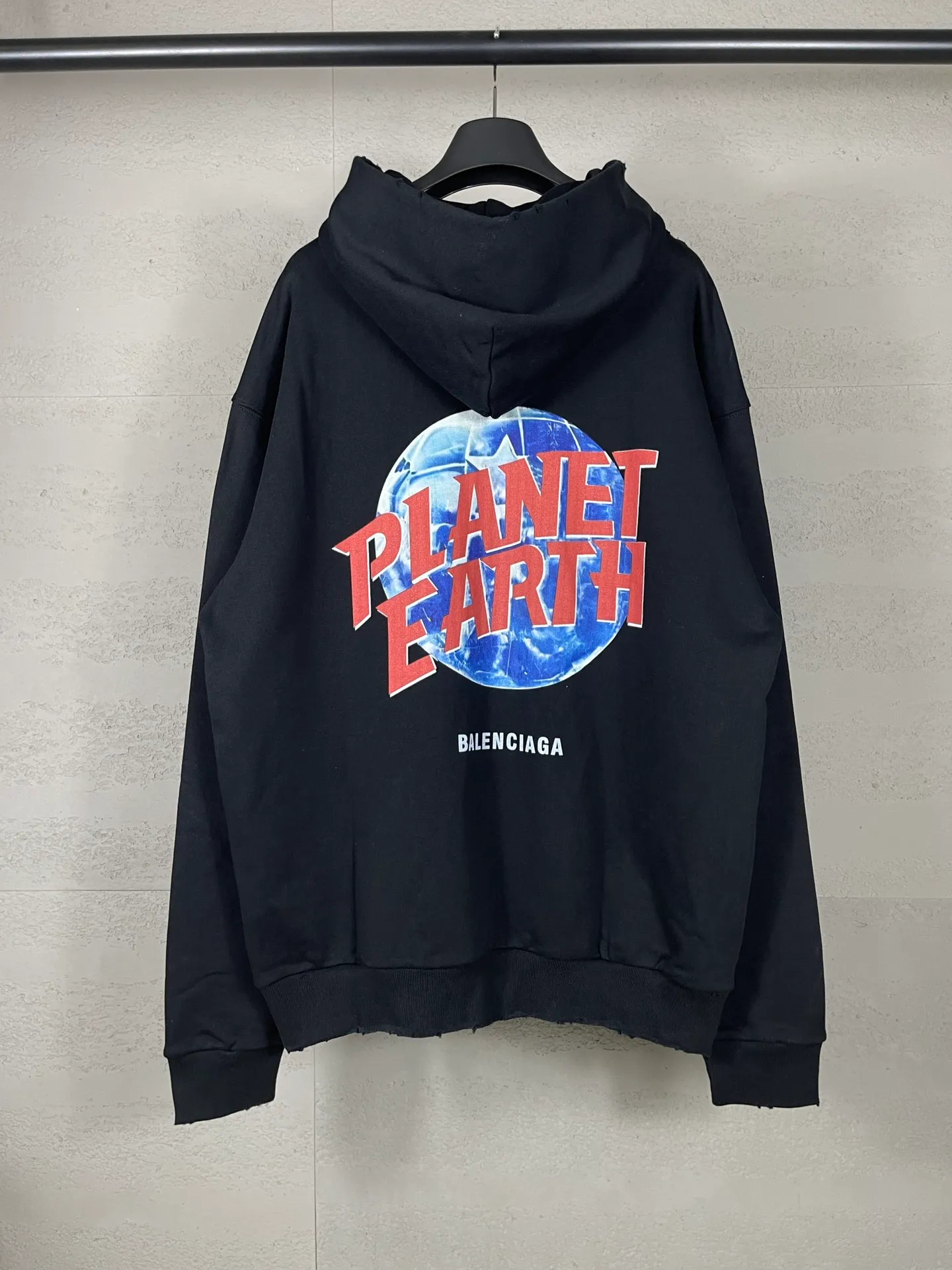 🅿️390 real photos [Top version. Official website quality] BALENCI*GA/Paris. 2024 catwalk style earth pattern direct-injection printing washed distressed worn cardigan zipper hooded sweatshirt 2024 new style. All pattern details and colors Y-board customization. Jubie market currency. Brick cabinets are synchronized. Genuine products are developed at the first time, and you can print and compare! The fabric is made of Paris ZP custom-woven and dyed cotton sweatshirt. Weighing 460 grams, the cloth surface is clean. The cloth pattern is clear, soft and comfortable. The threads are dyed with no color difference. The printing uses environmentally friendly imported materials with white ink direct printing, the letters are clear and the effect is three-dimensional. The entire garment is washed, distressed and worn. The version adopts OS loose shoulder design. Same style for men and women. Code: BL238955 Color: black, floral gray Size: XS S M L