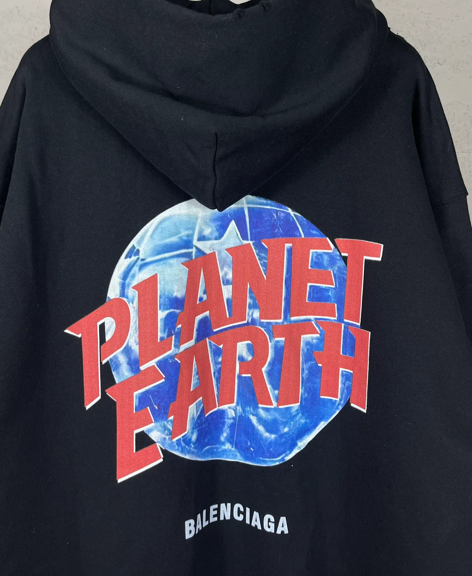 🅿️390 real photos [Top version. Official website quality] BALENCI*GA/Paris. 2024 catwalk style earth pattern direct-injection printing washed distressed worn cardigan zipper hooded sweatshirt 2024 new style. All pattern details and colors Y-board customization. Jubie market currency. Brick cabinets are synchronized. Genuine products are developed at the first time, and you can print and compare! The fabric is made of Paris ZP custom-woven and dyed cotton sweatshirt. Weighing 460 grams, the cloth surface is clean. The cloth pattern is clear, soft and comfortable. The threads are dyed with no color difference. The printing uses environmentally friendly imported materials with white ink direct printing, the letters are clear and the effect is three-dimensional. The entire garment is washed, distressed and worn. The version adopts OS loose shoulder design. Same style for men and women. Code: BL238955 Color: black, floral gray Size: XS S M L