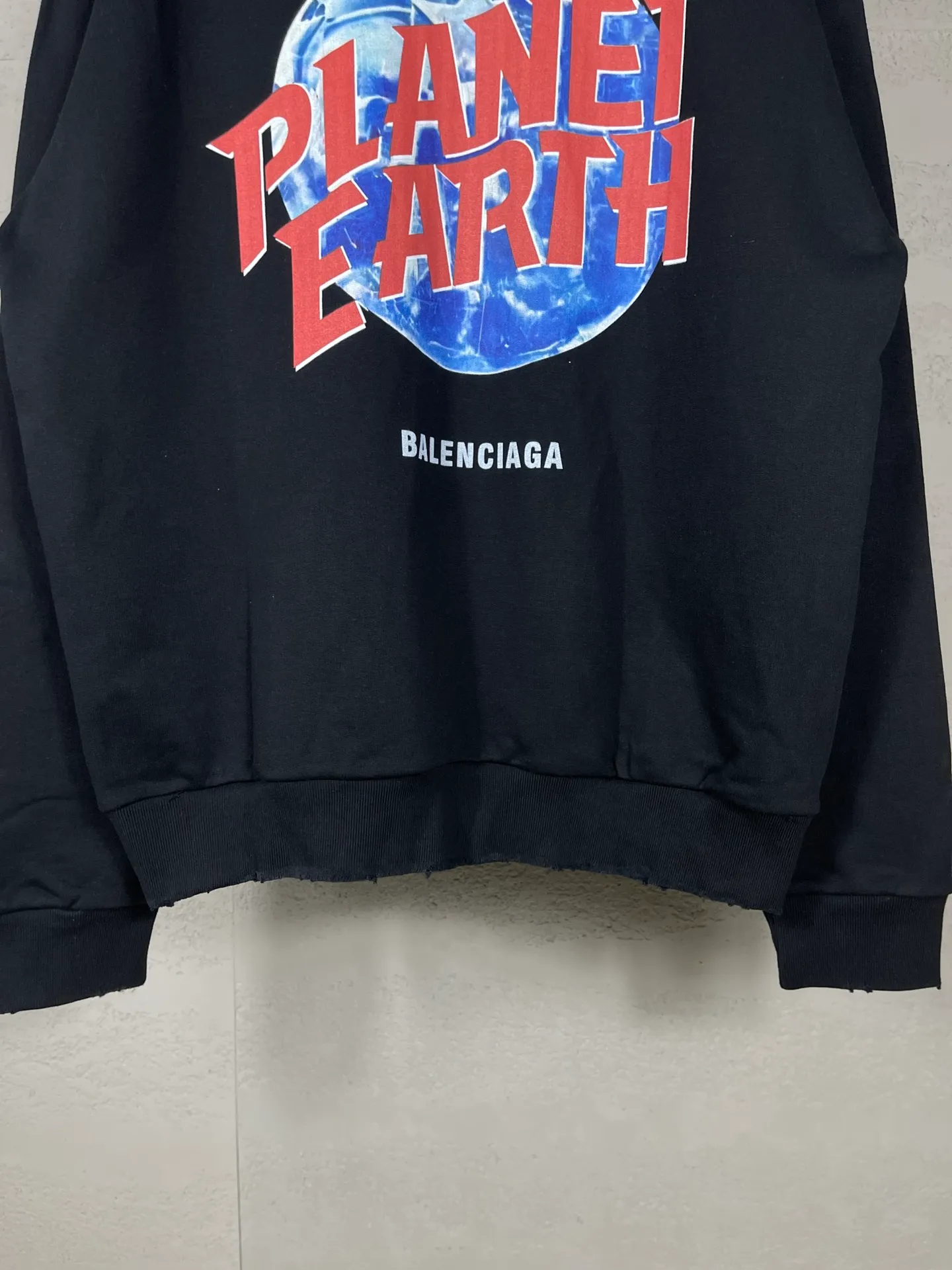 🅿️390 real photos [Top version. Official website quality] BALENCI*GA/Paris. 2024 catwalk style earth pattern direct-injection printing washed distressed worn cardigan zipper hooded sweatshirt 2024 new style. All pattern details and colors Y-board customization. Jubie market currency. Brick cabinets are synchronized. Genuine products are developed at the first time, and you can print and compare! The fabric is made of Paris ZP custom-woven and dyed cotton sweatshirt. Weighing 460 grams, the cloth surface is clean. The cloth pattern is clear, soft and comfortable. The threads are dyed with no color difference. The printing uses environmentally friendly imported materials with white ink direct printing, the letters are clear and the effect is three-dimensional. The entire garment is washed, distressed and worn. The version adopts OS loose shoulder design. Same style for men and women. Code: BL238955 Color: black, floral gray Size: XS S M L