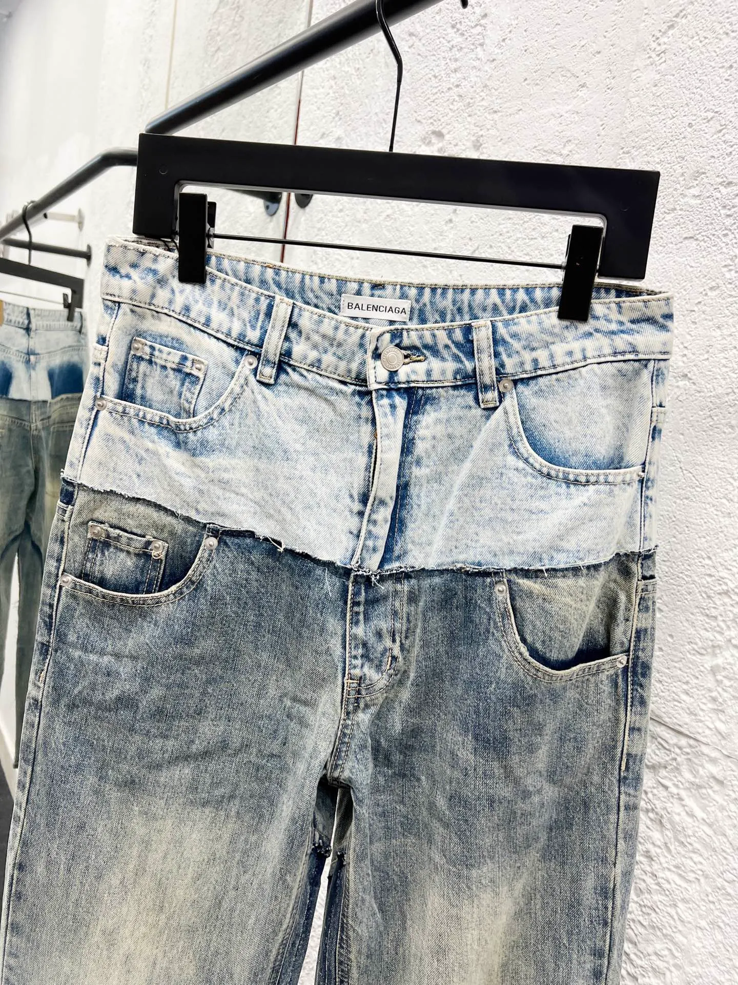 🅿️300 Style No.: H975 Balenciaga SS25 Distressed Spliced ​​Pocket Casual Jeans Regular Fit Same Style for Men and Women Top Ceiling Quality Styles with Different Washes and Textures, Very Friendly for People with Thin Legs and Thick Legs. The straight and slim fit is very flattering to the leg shape. Moderate length that never goes out of style, easy to match with casually, basic styling for various styles, a must-have in the wardrobe! The fabric is stiff but also makes the upper body soft without losing texture. The washing process is even more perfect. It is a must-have item for everyone! ! ! Washed wheat, hang tag, pants label, three labels complete Color: blue Size: 30, 32, 34, 36