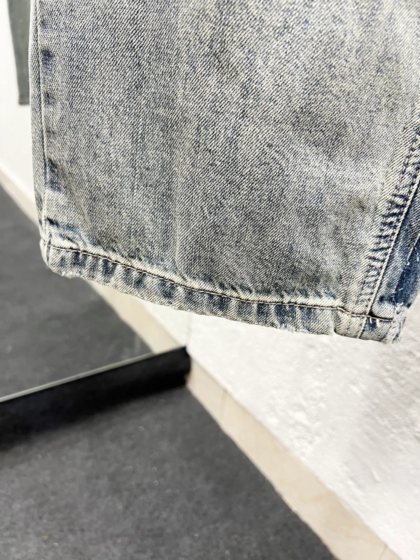 🅿️300 Style No.: H975 Balenciaga SS25 Distressed Spliced ​​Pocket Casual Jeans Regular Fit Same Style for Men and Women Top Ceiling Quality Styles with Different Washes and Textures, Very Friendly for People with Thin Legs and Thick Legs. The straight and slim fit is very flattering to the leg shape. Moderate length that never goes out of style, easy to match with casually, basic styling for various styles, a must-have in the wardrobe! The fabric is stiff but also makes the upper body soft without losing texture. The washing process is even more perfect. It is a must-have item for everyone! ! ! Washed wheat, hang tag, pants label, three labels complete Color: blue Size: 30, 32, 34, 36