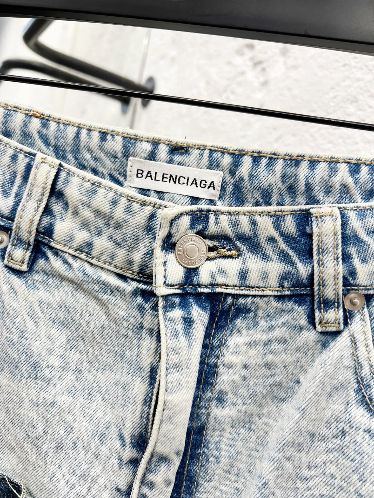 🅿️300 Style No.: H975 Balenciaga SS25 Distressed Spliced ​​Pocket Casual Jeans Regular Fit Same Style for Men and Women Top Ceiling Quality Styles with Different Washes and Textures, Very Friendly for People with Thin Legs and Thick Legs. The straight and slim fit is very flattering to the leg shape. Moderate length that never goes out of style, easy to match with casually, basic styling for various styles, a must-have in the wardrobe! The fabric is stiff but also makes the upper body soft without losing texture. The washing process is even more perfect. It is a must-have item for everyone! ! ! Washed wheat, hang tag, pants label, three labels complete Color: blue Size: 30, 32, 34, 36