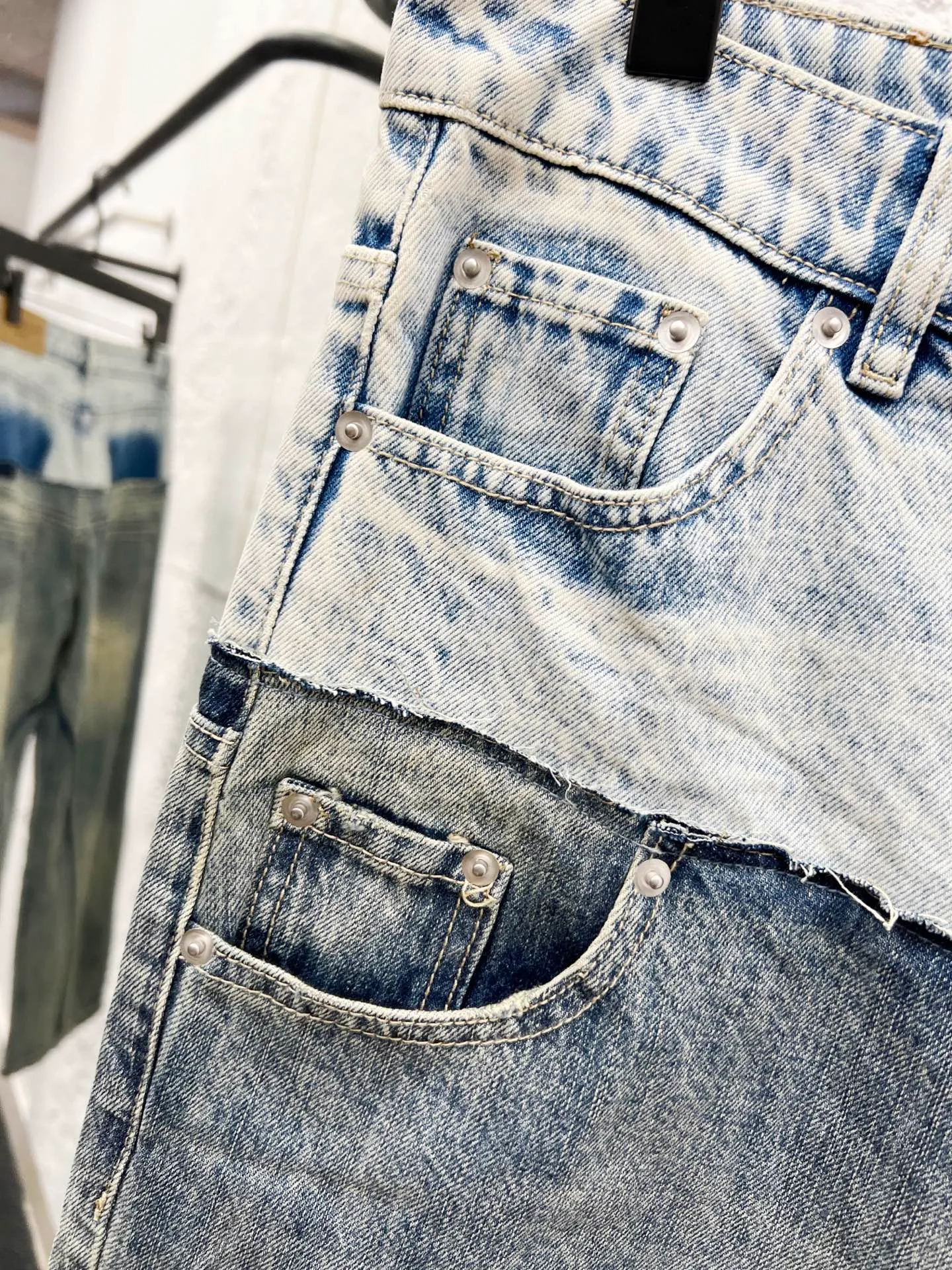 🅿️300 Style No.: H975 Balenciaga SS25 Distressed Spliced ​​Pocket Casual Jeans Regular Fit Same Style for Men and Women Top Ceiling Quality Styles with Different Washes and Textures, Very Friendly for People with Thin Legs and Thick Legs. The straight and slim fit is very flattering to the leg shape. Moderate length that never goes out of style, easy to match with casually, basic styling for various styles, a must-have in the wardrobe! The fabric is stiff but also makes the upper body soft without losing texture. The washing process is even more perfect. It is a must-have item for everyone! ! ! Washed wheat, hang tag, pants label, three labels complete Color: blue Size: 30, 32, 34, 36