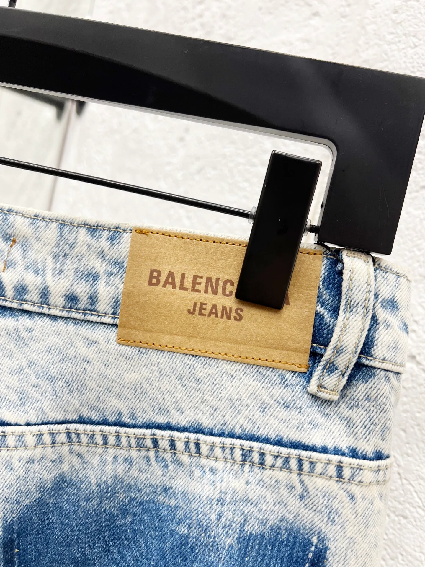 🅿️300 Style No.: H975 Balenciaga SS25 Distressed Spliced ​​Pocket Casual Jeans Regular Fit Same Style for Men and Women Top Ceiling Quality Styles with Different Washes and Textures, Very Friendly for People with Thin Legs and Thick Legs. The straight and slim fit is very flattering to the leg shape. Moderate length that never goes out of style, easy to match with casually, basic styling for various styles, a must-have in the wardrobe! The fabric is stiff but also makes the upper body soft without losing texture. The washing process is even more perfect. It is a must-have item for everyone! ! ! Washed wheat, hang tag, pants label, three labels complete Color: blue Size: 30, 32, 34, 36