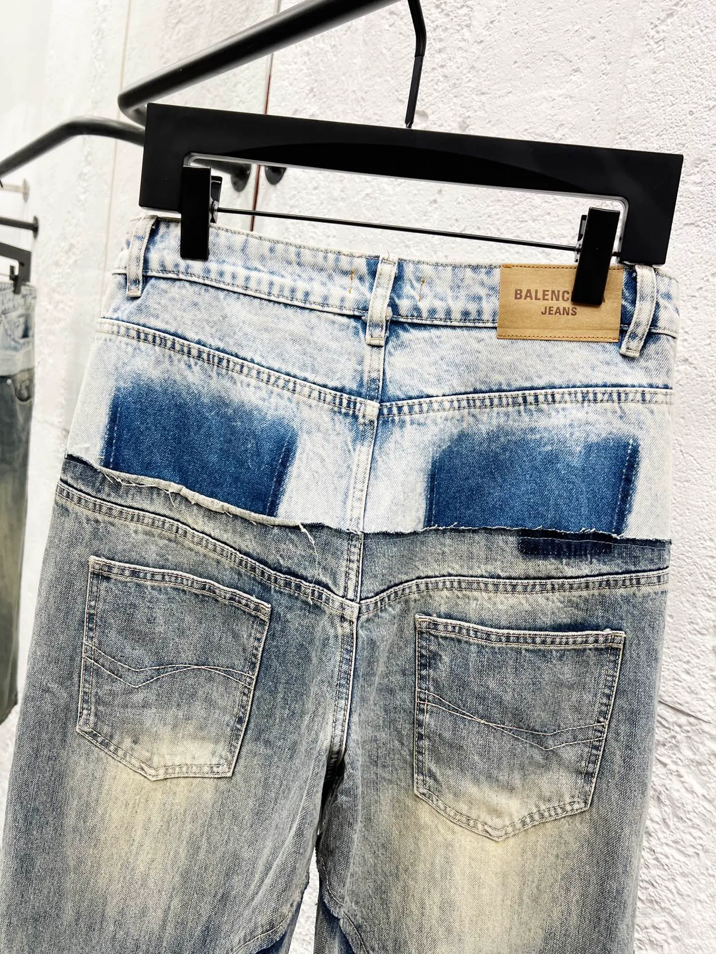 🅿️300 Style No.: H975 Balenciaga SS25 Distressed Spliced ​​Pocket Casual Jeans Regular Fit Same Style for Men and Women Top Ceiling Quality Styles with Different Washes and Textures, Very Friendly for People with Thin Legs and Thick Legs. The straight and slim fit is very flattering to the leg shape. Moderate length that never goes out of style, easy to match with casually, basic styling for various styles, a must-have in the wardrobe! The fabric is stiff but also makes the upper body soft without losing texture. The washing process is even more perfect. It is a must-have item for everyone! ! ! Washed wheat, hang tag, pants label, three labels complete Color: blue Size: 30, 32, 34, 36
