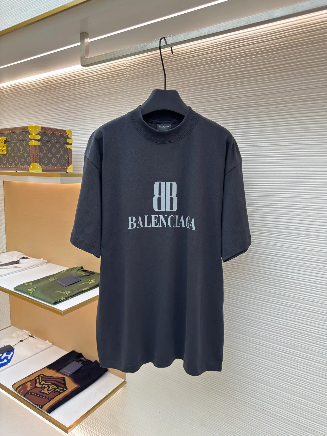 Balenciaga black letter double B printed short sleeves ●Original version: Purchased and developed at 2410 ●Item number: 1680737-A05 ●Fabric: vintage jersey fabric ●Technology: printing production ●Version: loose version ●Weight: about 325 grams ●Size: Fine cotton fabrics usually have better moisture absorption, breathability, warmth retention and wear resistance, and are also softer and smoother. Retro cotton fabric is a relatively thick cotton fabric with a retro-style black tone. It has been carefully processed and processed to have excellent texture and performance. Due to fine processing, the texture of fine cotton fabric is relatively light and soft, and it feels soft and comfortable. High-density dot paste printing is a unique and advanced printing technology. The distribution of dots is very dense, so the printed pattern has extremely high clarity and resolution. High-density dot printing technology is used to print various complex patterns and textures on clothing. Ink graffiti-like letter printing is printed through this technology, which has a unique texture and three-dimensional effect. At the same time, due to the special properties of the slurry, the printed pattern has a certain appeal, unique visual effects, and a delicate touch. The oversize loose silhouette design, the basic round neckline, dropped shoulder line, vertical pit stripe woven code from top to bottom, the collar, cuffs, and hem all have ruffles, and the sleeve length is longer to highlight the details. The thickness of the ready-made garment is the same as the original version, and it is additionally shaped to make the upper body wider and not easily deformed. The overall wiring is straight and delicate, the fabric is comfortable and soft, and the color is consistent without color difference. It can be matched with the same style to create a fashionable look and control various occasions. Customized accessories, complete with three standards, same style for men and women!