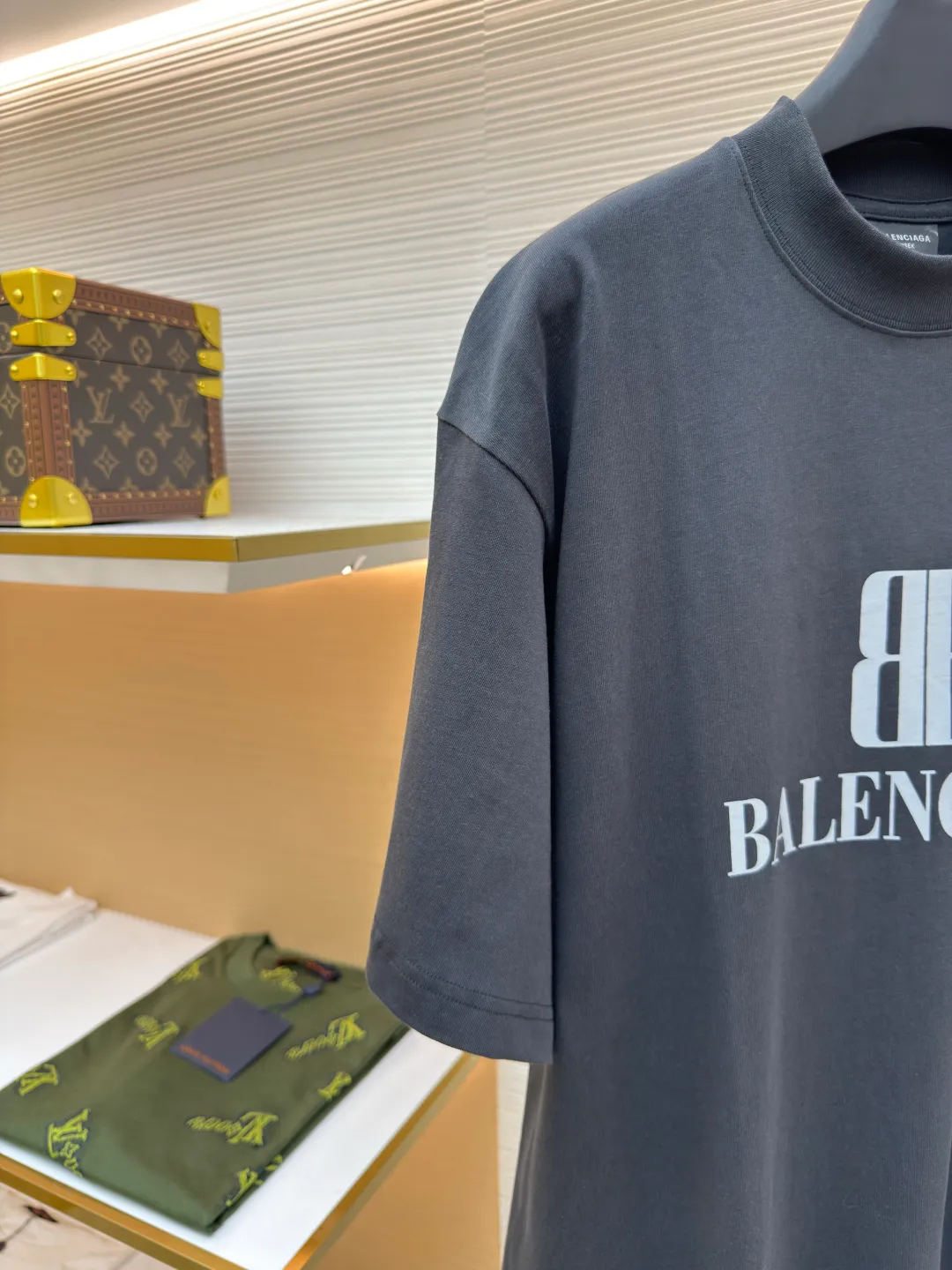 Balenciaga black letter double B printed short sleeves ●Original version: Purchased and developed at 2410 ●Item number: 1680737-A05 ●Fabric: vintage jersey fabric ●Technology: printing production ●Version: loose version ●Weight: about 325 grams ●Size: Fine cotton fabrics usually have better moisture absorption, breathability, warmth retention and wear resistance, and are also softer and smoother. Retro cotton fabric is a relatively thick cotton fabric with a retro-style black tone. It has been carefully processed and processed to have excellent texture and performance. Due to fine processing, the texture of fine cotton fabric is relatively light and soft, and it feels soft and comfortable. High-density dot paste printing is a unique and advanced printing technology. The distribution of dots is very dense, so the printed pattern has extremely high clarity and resolution. High-density dot printing technology is used to print various complex patterns and textures on clothing. Ink graffiti-like letter printing is printed through this technology, which has a unique texture and three-dimensional effect. At the same time, due to the special properties of the slurry, the printed pattern has a certain appeal, unique visual effects, and a delicate touch. The oversize loose silhouette design, the basic round neckline, dropped shoulder line, vertical pit stripe woven code from top to bottom, the collar, cuffs, and hem all have ruffles, and the sleeve length is longer to highlight the details. The thickness of the ready-made garment is the same as the original version, and it is additionally shaped to make the upper body wider and not easily deformed. The overall wiring is straight and delicate, the fabric is comfortable and soft, and the color is consistent without color difference. It can be matched with the same style to create a fashionable look and control various occasions. Customized accessories, complete with three standards, same style for men and women!