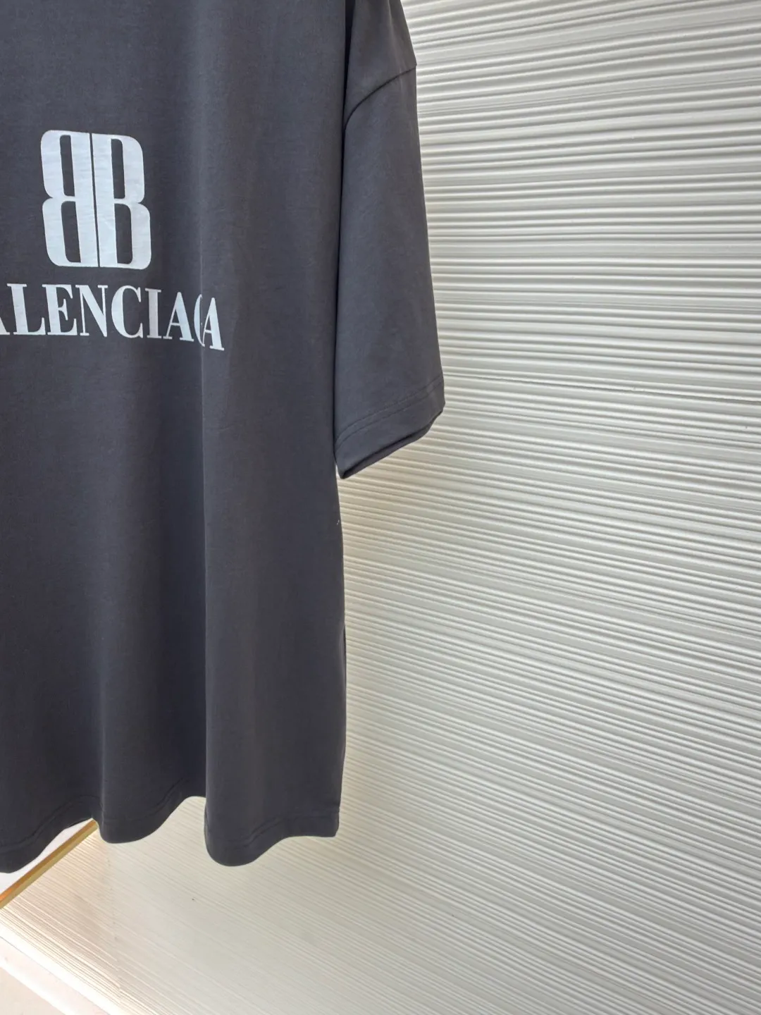 Balenciaga black letter double B printed short sleeves ●Original version: Purchased and developed at 2410 ●Item number: 1680737-A05 ●Fabric: vintage jersey fabric ●Technology: printing production ●Version: loose version ●Weight: about 325 grams ●Size: Fine cotton fabrics usually have better moisture absorption, breathability, warmth retention and wear resistance, and are also softer and smoother. Retro cotton fabric is a relatively thick cotton fabric with a retro-style black tone. It has been carefully processed and processed to have excellent texture and performance. Due to fine processing, the texture of fine cotton fabric is relatively light and soft, and it feels soft and comfortable. High-density dot paste printing is a unique and advanced printing technology. The distribution of dots is very dense, so the printed pattern has extremely high clarity and resolution. High-density dot printing technology is used to print various complex patterns and textures on clothing. Ink graffiti-like letter printing is printed through this technology, which has a unique texture and three-dimensional effect. At the same time, due to the special properties of the slurry, the printed pattern has a certain appeal, unique visual effects, and a delicate touch. The oversize loose silhouette design, the basic round neckline, dropped shoulder line, vertical pit stripe woven code from top to bottom, the collar, cuffs, and hem all have ruffles, and the sleeve length is longer to highlight the details. The thickness of the ready-made garment is the same as the original version, and it is additionally shaped to make the upper body wider and not easily deformed. The overall wiring is straight and delicate, the fabric is comfortable and soft, and the color is consistent without color difference. It can be matched with the same style to create a fashionable look and control various occasions. Customized accessories, complete with three standards, same style for men and women!