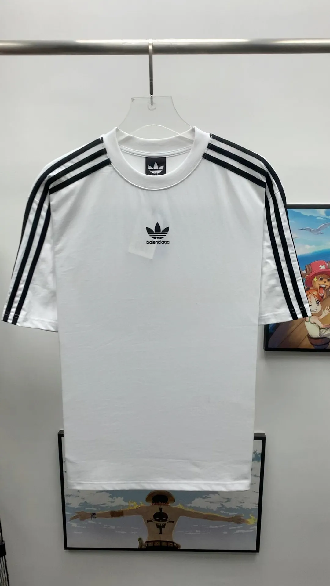Frontal real-shot video————Top tested version 𝐁A𝐋EN𝐂IA𝐆A/Balenciaga three-ribbon classic co-branded T-shirt Fabric: 32 pieces of double yarn 240 grams - counter synchronization #The highest version on the market The original development of custom-woven fabrics is washed and treated with full texture The texture is different from market products Highly restored #original mold opening Use imported elliptical machine printing Each print is neatly aligned without burrs Hand-printed front and rear platens Precision mesh production stencil, imported environmentally friendly slurry scraper, letters clearly restored, letter spacing, size consistent with the original version, highly restored 23ss, best-selling model on the market, same style for men and women size: xs s m l color: black white P: 290