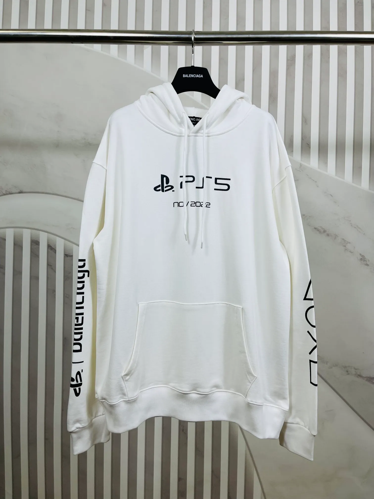 🅿️296 Real photos [Top version. Official website quality] BALENCI*GA/Paris. Classic model 22SS #BALENCI*GA / PlayStation co-branded. Ps5 letter geometric pattern printed hooded long-sleeved sweatshirt. Autumn and winter brick cabinet synchronization. The fabric is made of Paris ZP custom-woven and dyed 100% cotton double-yarn large sweater. The net weight is 460 grams. The cloth surface is clean. The cloth pattern is clear, soft and comfortable. The threads are woven and dyed with no color difference. The classic letter pattern is made of precision mesh. Imported environmentally friendly rubber paddle printing, the letters are clear. The effect is three-dimensional, restoring the brick cabinet, and the version adopts the OS loose shoulder style. Same style for men and women Coding: BL238085 Color: Black. White Size: XS S M L