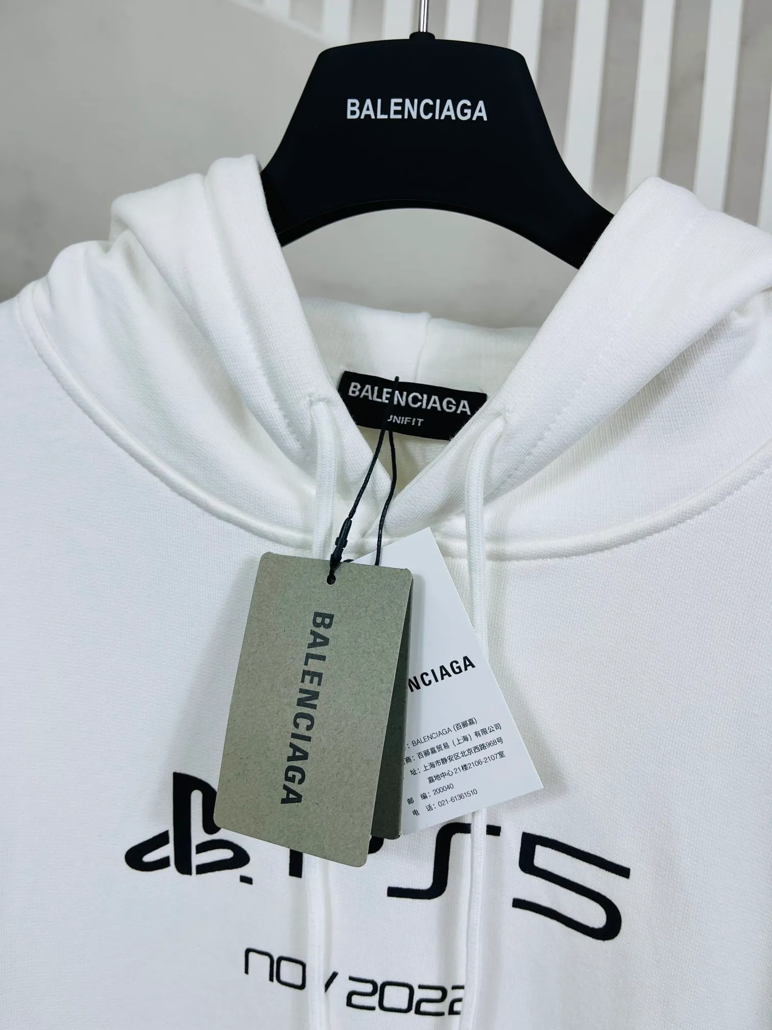 🅿️296 Real photos [Top version. Official website quality] BALENCI*GA/Paris. Classic model 22SS #BALENCI*GA / PlayStation co-branded. Ps5 letter geometric pattern printed hooded long-sleeved sweatshirt. Autumn and winter brick cabinet synchronization. The fabric is made of Paris ZP custom-woven and dyed 100% cotton double-yarn large sweater. The net weight is 460 grams. The cloth surface is clean. The cloth pattern is clear, soft and comfortable. The threads are woven and dyed with no color difference. The classic letter pattern is made of precision mesh. Imported environmentally friendly rubber paddle printing, the letters are clear. The effect is three-dimensional, restoring the brick cabinet, and the version adopts the OS loose shoulder style. Same style for men and women Coding: BL238085 Color: Black. White Size: XS S M L