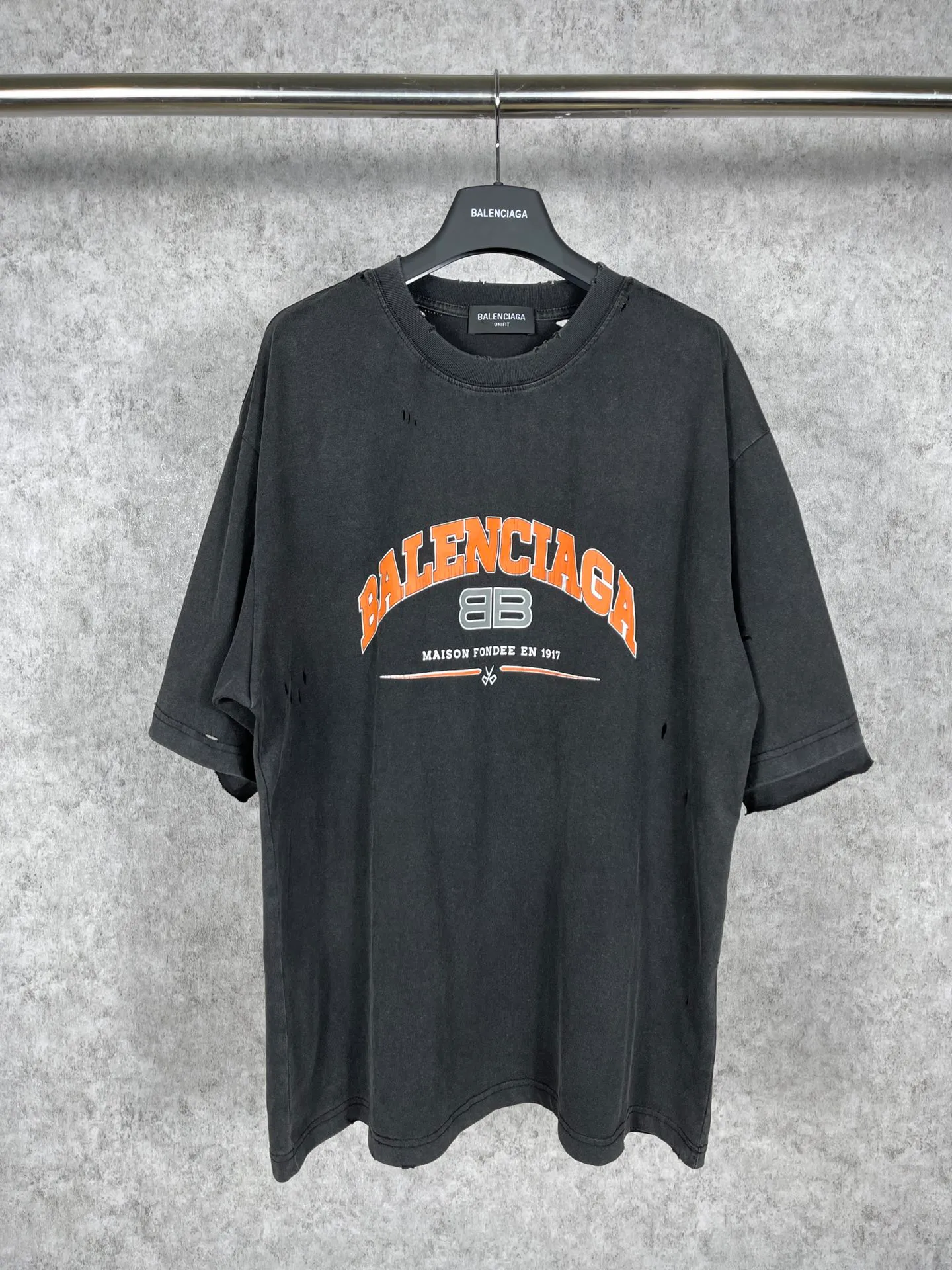 🅿️176 Actual pictures [Top version. Official website quality] BALENCI*GA/Paris. BB scissors LOGO printed ready-to-wear washed and distressed short-sleeved T-shirt. Brick cabinet synchronization. The fabric is made of Paris ZP custom-woven and dyed 100% cotton double yarn compact cotton. The weight is 260 grams, the cloth surface is clean. The cloth pattern is clear, soft and comfortable, and the thread is dyed with no color difference. The classic pattern is printed with environmentally friendly imported materials, straight cracks and cracked glue. Precision printing screen, the letters are clear and the effect is three-dimensional. Restored brick cabinet. The garments were washed and aged, and polished by many hands. Produced by super heavy craftsmanship, different market currencies, welcome to compare, the version adopts OS loose shoulder version. Same style for men and women. Code: BL223012 Color: washed black, lake blue, off-white, red Size: XS to L