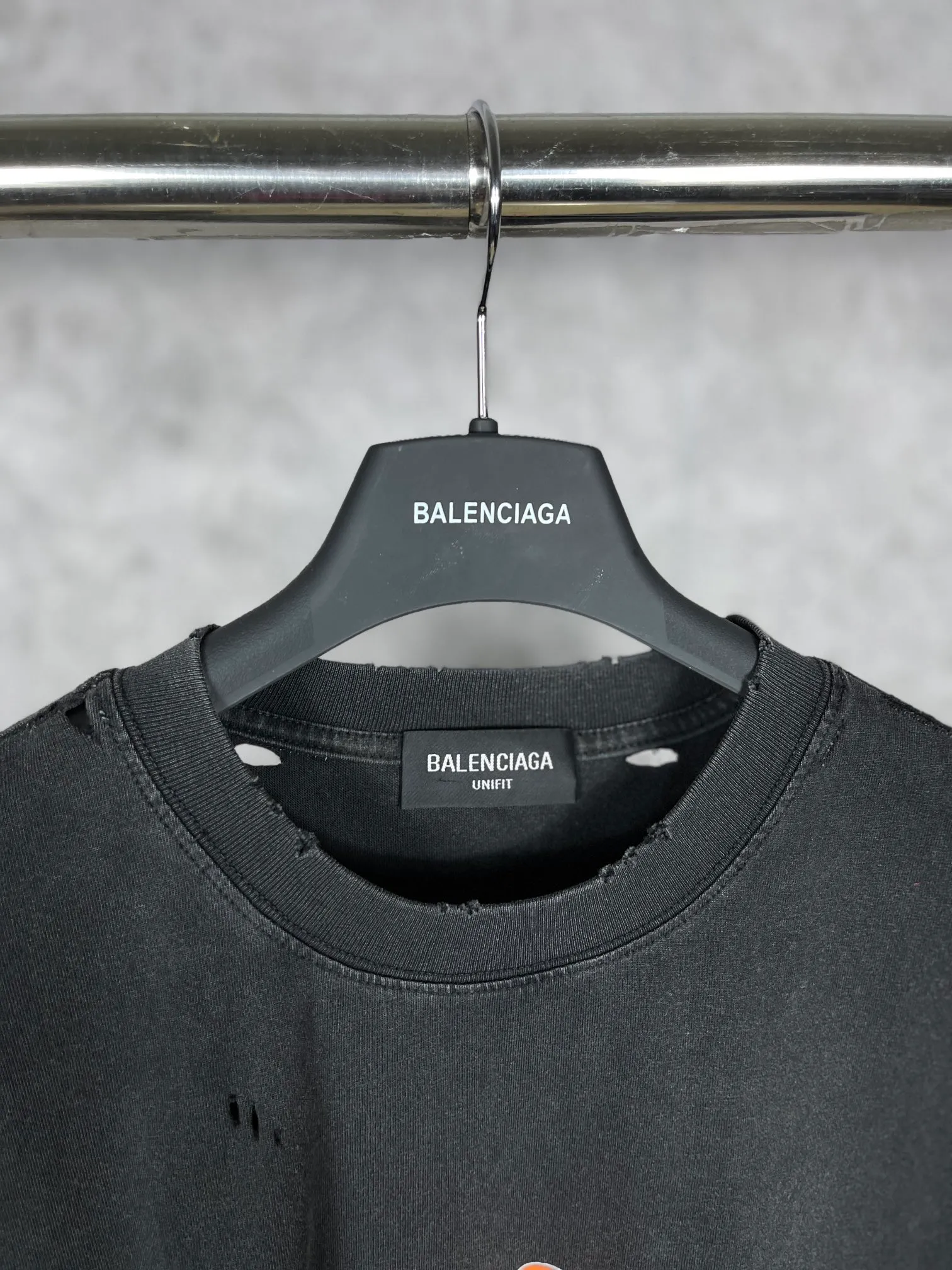 🅿️176 Actual pictures [Top version. Official website quality] BALENCI*GA/Paris. BB scissors LOGO printed ready-to-wear washed and distressed short-sleeved T-shirt. Brick cabinet synchronization. The fabric is made of Paris ZP custom-woven and dyed 100% cotton double yarn compact cotton. The weight is 260 grams, the cloth surface is clean. The cloth pattern is clear, soft and comfortable, and the thread is dyed with no color difference. The classic pattern is printed with environmentally friendly imported materials, straight cracks and cracked glue. Precision printing screen, the letters are clear and the effect is three-dimensional. Restored brick cabinet. The garments were washed and aged, and polished by many hands. Produced by super heavy craftsmanship, different market currencies, welcome to compare, the version adopts OS loose shoulder version. Same style for men and women. Code: BL223012 Color: washed black, lake blue, off-white, red Size: XS to L