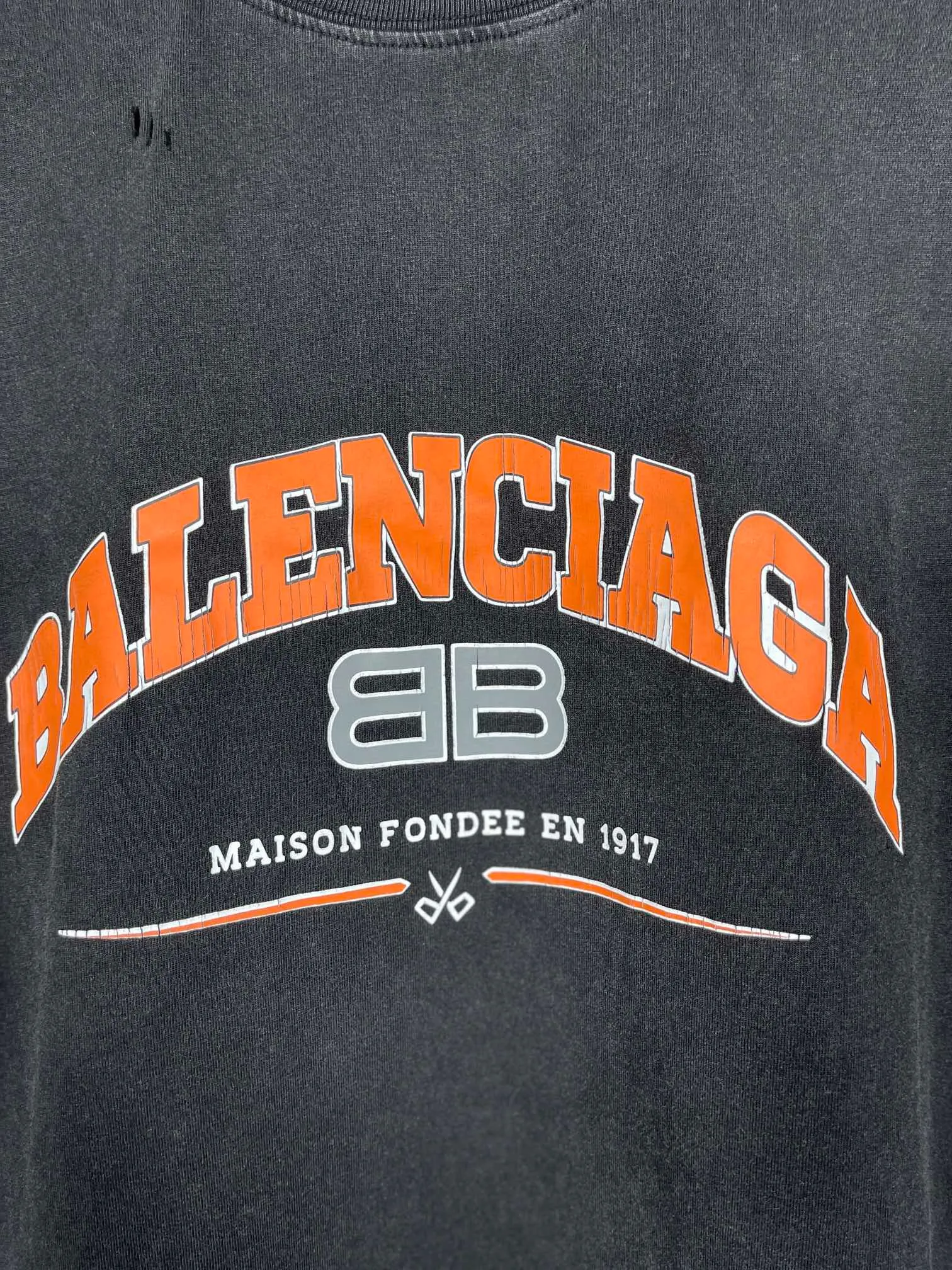 🅿️176 Actual pictures [Top version. Official website quality] BALENCI*GA/Paris. BB scissors LOGO printed ready-to-wear washed and distressed short-sleeved T-shirt. Brick cabinet synchronization. The fabric is made of Paris ZP custom-woven and dyed 100% cotton double yarn compact cotton. The weight is 260 grams, the cloth surface is clean. The cloth pattern is clear, soft and comfortable, and the thread is dyed with no color difference. The classic pattern is printed with environmentally friendly imported materials, straight cracks and cracked glue. Precision printing screen, the letters are clear and the effect is three-dimensional. Restored brick cabinet. The garments were washed and aged, and polished by many hands. Produced by super heavy craftsmanship, different market currencies, welcome to compare, the version adopts OS loose shoulder version. Same style for men and women. Code: BL223012 Color: washed black, lake blue, off-white, red Size: XS to L