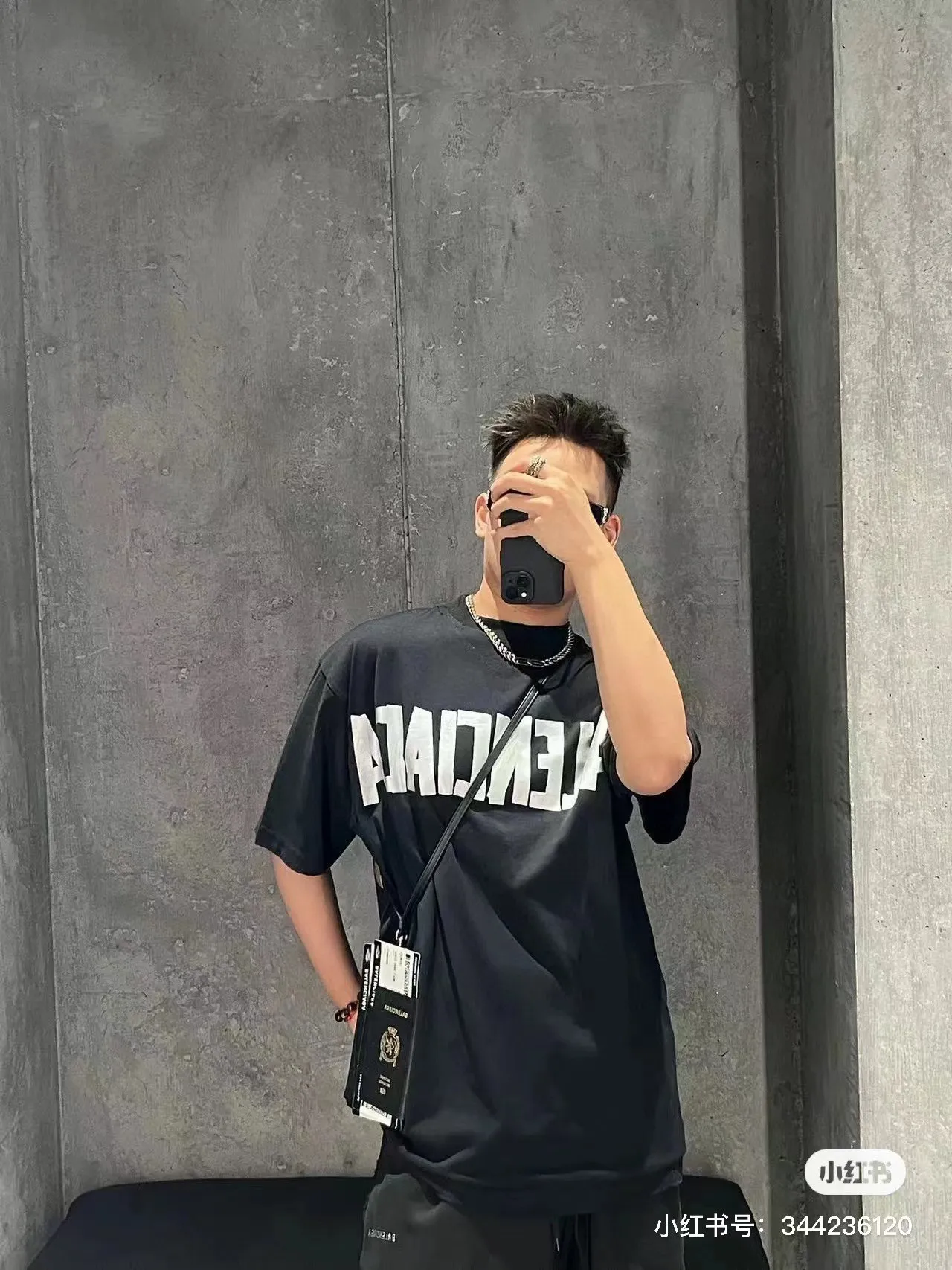 ♻️💯Upper body reference model picture❤️【New arrival】Top version - BALENCIAGA - Masking tape short-sleeved T-shirt. The original development of custom-woven fabric technology and washing treatment. High-gram weight 300g fabric, full texture, clean cloth surface, soft and comfortable. Solona thread custom-dyed without color difference. The fabric is made of 16s single yarn combed cotton plain weave. The original is custom-dyed in gray and black, and the front panel is printed using an elliptical machine screen + digital direct inkjet integrated machine. Imported environmentally friendly glue + transparent slurry is used as a base and the digital slurry is scraped twice. The color is printed using digital direct inkjet printing. According to the original refined artwork, the color is deepened at the connection position of the letters. The overall visual effect is like a hand-made decal on textured paper. The back panel is printed with fluorescent ink, and all the blurred strokes are hand-painted at the connecting positions of the letters, making the letters more three-dimensional in the overall visual effect. The garments are hand-worn and cut out, and softeners are added to sand-wash, stir-fry, make the color old and soft. os dropped shoulders, loose version, same style for men and women. Color: Black Size: XS-L P:280