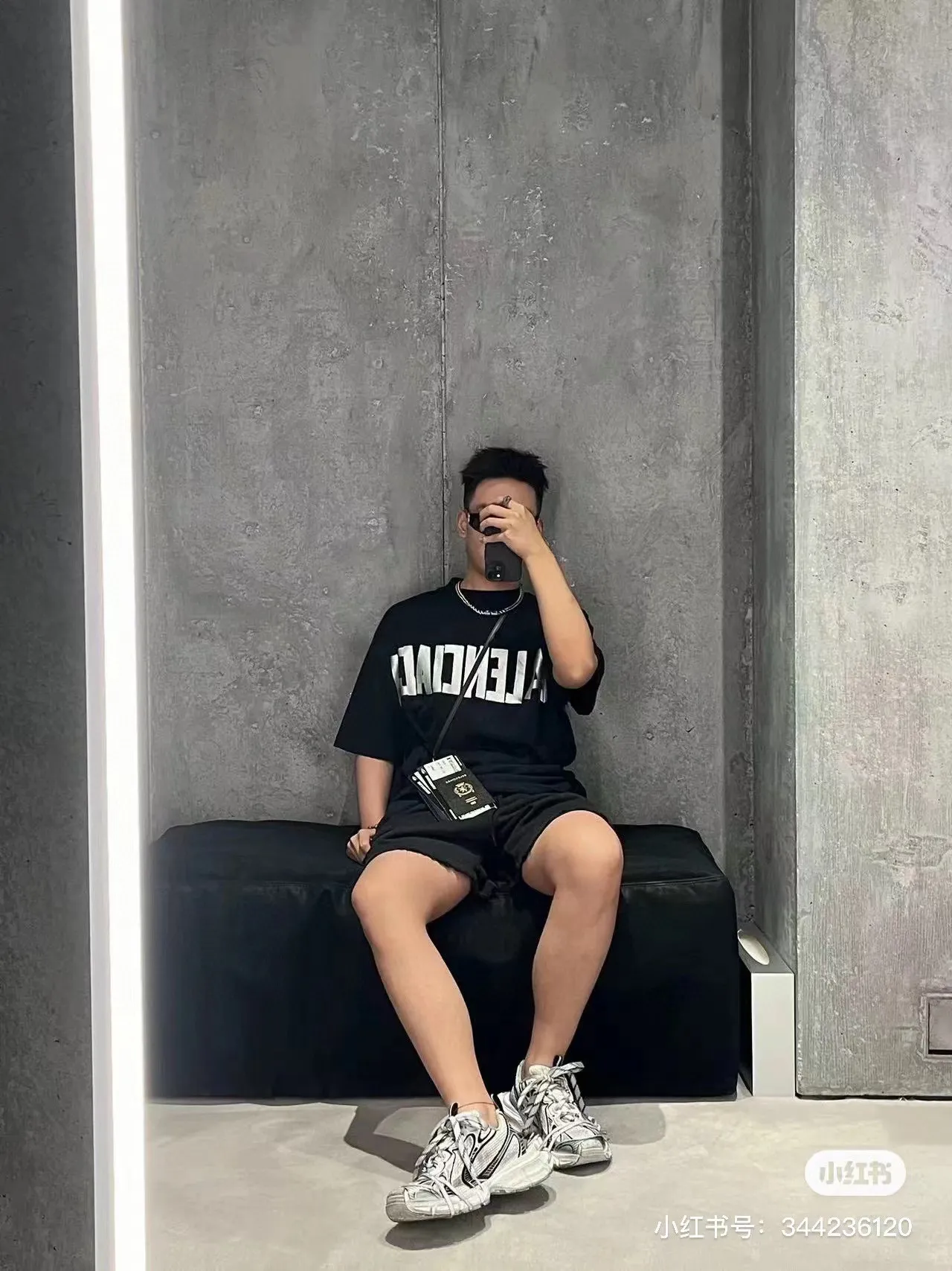 ♻️💯Upper body reference model picture❤️【New arrival】Top version - BALENCIAGA - Masking tape short-sleeved T-shirt. The original development of custom-woven fabric technology and washing treatment. High-gram weight 300g fabric, full texture, clean cloth surface, soft and comfortable. Solona thread custom-dyed without color difference. The fabric is made of 16s single yarn combed cotton plain weave. The original is custom-dyed in gray and black, and the front panel is printed using an elliptical machine screen + digital direct inkjet integrated machine. Imported environmentally friendly glue + transparent slurry is used as a base and the digital slurry is scraped twice. The color is printed using digital direct inkjet printing. According to the original refined artwork, the color is deepened at the connection position of the letters. The overall visual effect is like a hand-made decal on textured paper. The back panel is printed with fluorescent ink, and all the blurred strokes are hand-painted at the connecting positions of the letters, making the letters more three-dimensional in the overall visual effect. The garments are hand-worn and cut out, and softeners are added to sand-wash, stir-fry, make the color old and soft. os dropped shoulders, loose version, same style for men and women. Color: Black Size: XS-L P:280