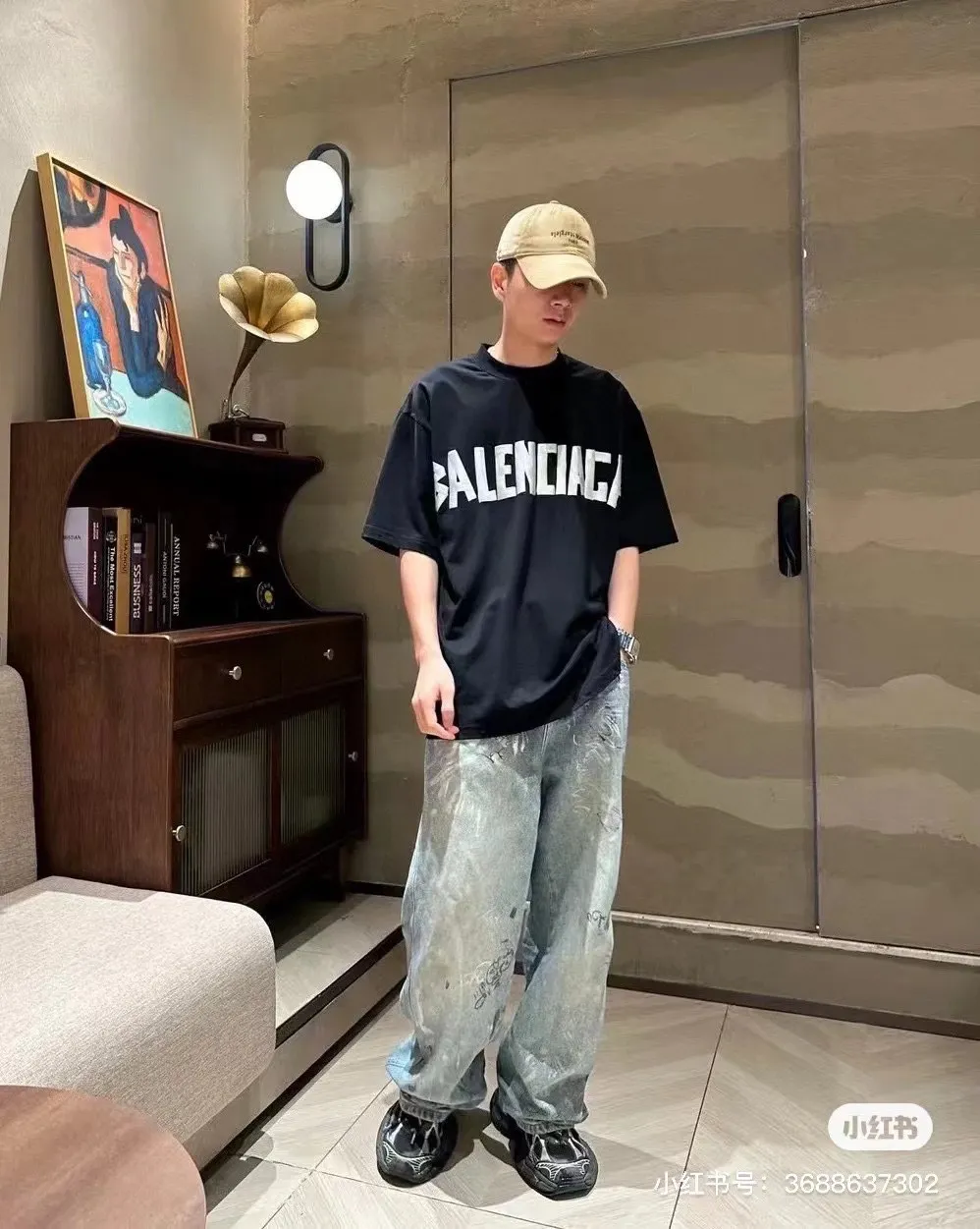 ♻️💯Upper body reference model picture❤️【New arrival】Top version - BALENCIAGA - Masking tape short-sleeved T-shirt. The original development of custom-woven fabric technology and washing treatment. High-gram weight 300g fabric, full texture, clean cloth surface, soft and comfortable. Solona thread custom-dyed without color difference. The fabric is made of 16s single yarn combed cotton plain weave. The original is custom-dyed in gray and black, and the front panel is printed using an elliptical machine screen + digital direct inkjet integrated machine. Imported environmentally friendly glue + transparent slurry is used as a base and the digital slurry is scraped twice. The color is printed using digital direct inkjet printing. According to the original refined artwork, the color is deepened at the connection position of the letters. The overall visual effect is like a hand-made decal on textured paper. The back panel is printed with fluorescent ink, and all the blurred strokes are hand-painted at the connecting positions of the letters, making the letters more three-dimensional in the overall visual effect. The garments are hand-worn and cut out, and softeners are added to sand-wash, stir-fry, make the color old and soft. os dropped shoulders, loose version, same style for men and women. Color: Black Size: XS-L P:280