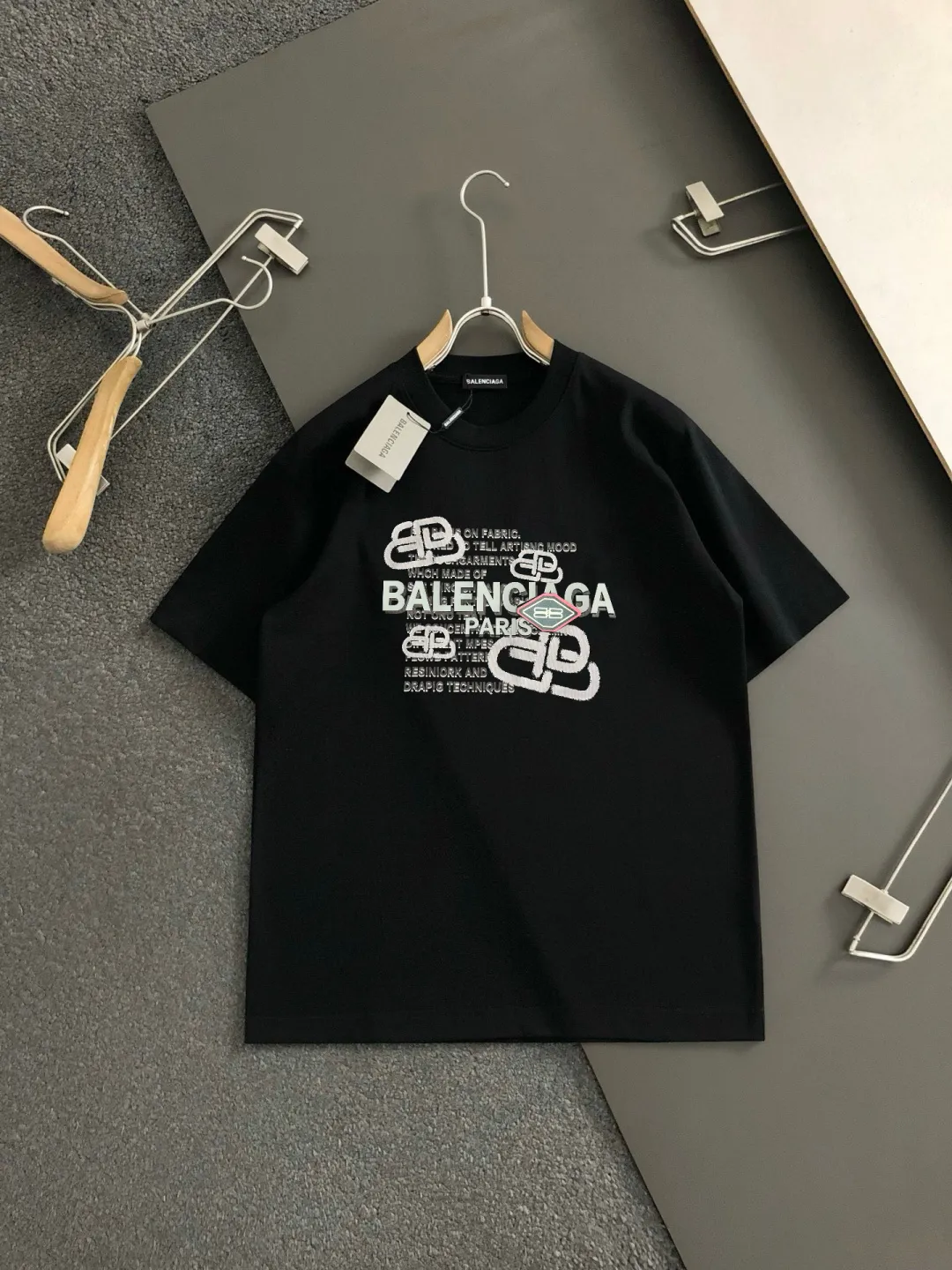 🅿️180 Balenciaga 2025SS spring and summer latest round neck fashionable short-sleeved T-shirt, official website synchronization, pure cotton fabric at the counter! Comfortable against the skin, durable and easy to wear, classic and simple logo design, meticulous original craftsmanship, a must-have item for handsome men, size M-XXXL