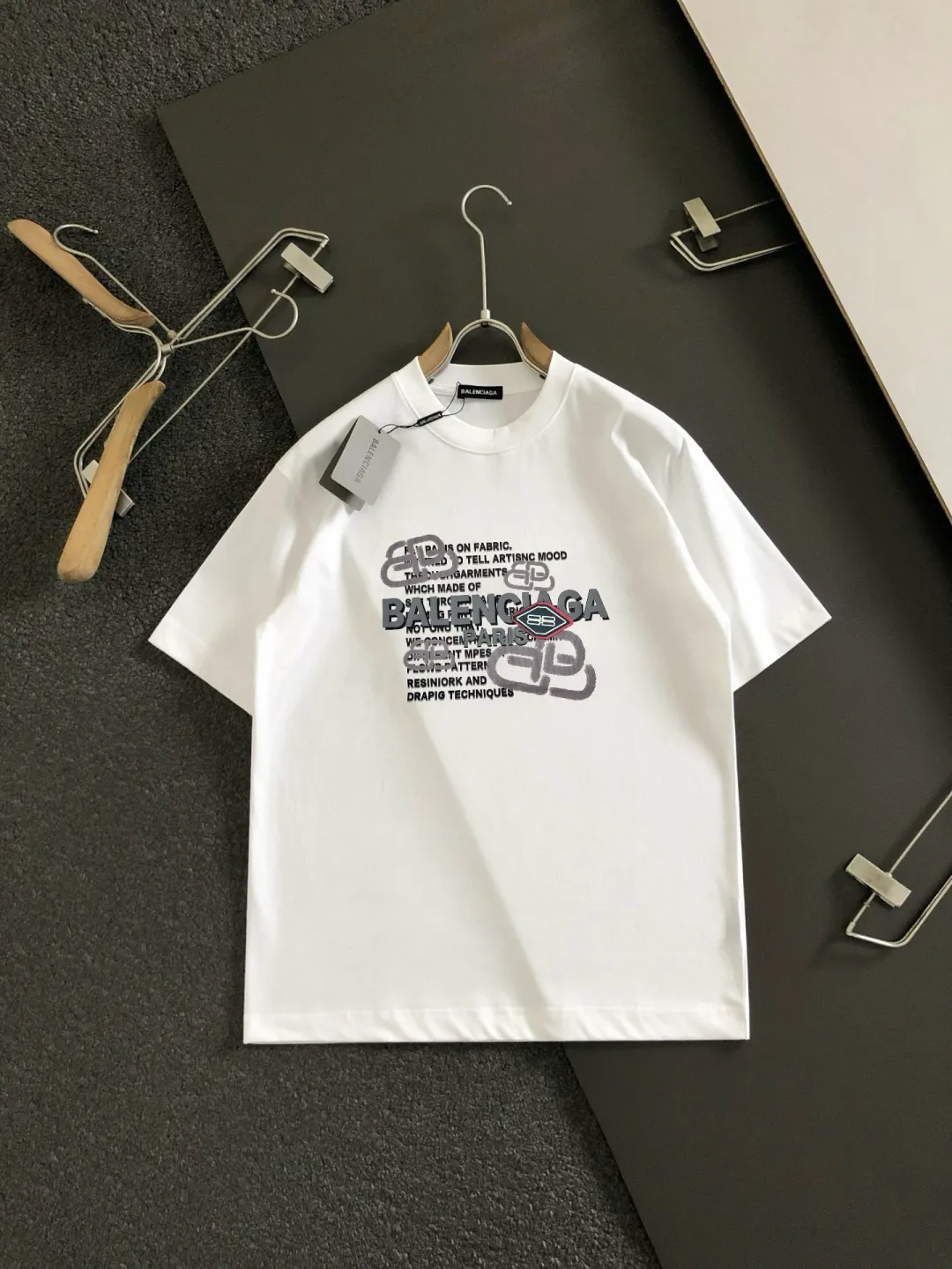 🅿️180 Balenciaga 2025SS spring and summer latest round neck fashionable short-sleeved T-shirt, official website synchronization, pure cotton fabric at the counter! Comfortable against the skin, durable and easy to wear, classic and simple logo design, meticulous original craftsmanship, a must-have item for handsome men, size M-XXXL
