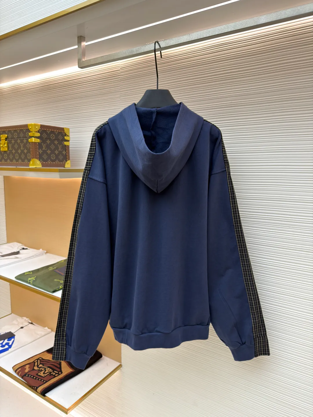 Balenciaga logo plaid splicing hooded jacket ●Original version: purchased and developed by 8838 ●Item number: 1680863-B05 ●Fabric: combed cotton fabric ●Technology: Made by positioning cutting machine ●Version: Loose version ●Weight: about 570 grams ●Size: 1-2-3-4 ●Description: Custom-woven and custom-dyed woven fabrics are made of high-count worsted yarn and are precisely interwoven with two-color warp and weft yarns to form a three-dimensional plaid. The yarn ratio and tension must be strictly controlled to ensure the uniformity of the plaid. 300G knitted fabric base, using high-weight knitted base fabric, taking into account stiffness and elasticity, ensuring the balance between drape and dynamic comfort of the pants. The overall wiring is straight and delicate, the fabric is comfortable and soft, and the color is consistent without color difference. It can be matched with the same style to create a fashionable look and control various occasions. Customized accessories, complete with three standards, same style for men and women!