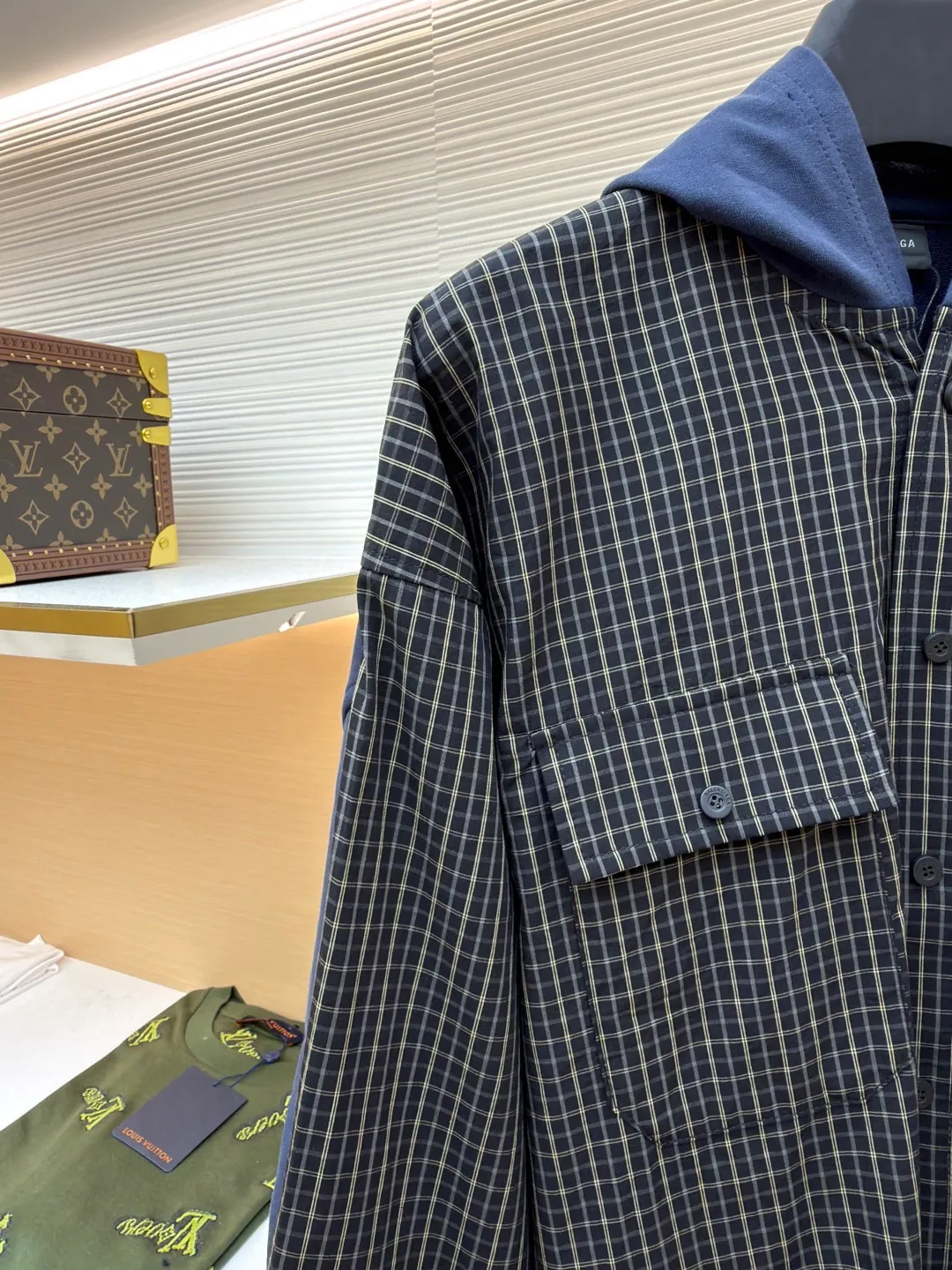 Balenciaga logo plaid splicing hooded jacket ●Original version: purchased and developed by 8838 ●Item number: 1680863-B05 ●Fabric: combed cotton fabric ●Technology: Made by positioning cutting machine ●Version: Loose version ●Weight: about 570 grams ●Size: 1-2-3-4 ●Description: Custom-woven and custom-dyed woven fabrics are made of high-count worsted yarn and are precisely interwoven with two-color warp and weft yarns to form a three-dimensional plaid. The yarn ratio and tension must be strictly controlled to ensure the uniformity of the plaid. 300G knitted fabric base, using high-weight knitted base fabric, taking into account stiffness and elasticity, ensuring the balance between drape and dynamic comfort of the pants. The overall wiring is straight and delicate, the fabric is comfortable and soft, and the color is consistent without color difference. It can be matched with the same style to create a fashionable look and control various occasions. Customized accessories, complete with three standards, same style for men and women!