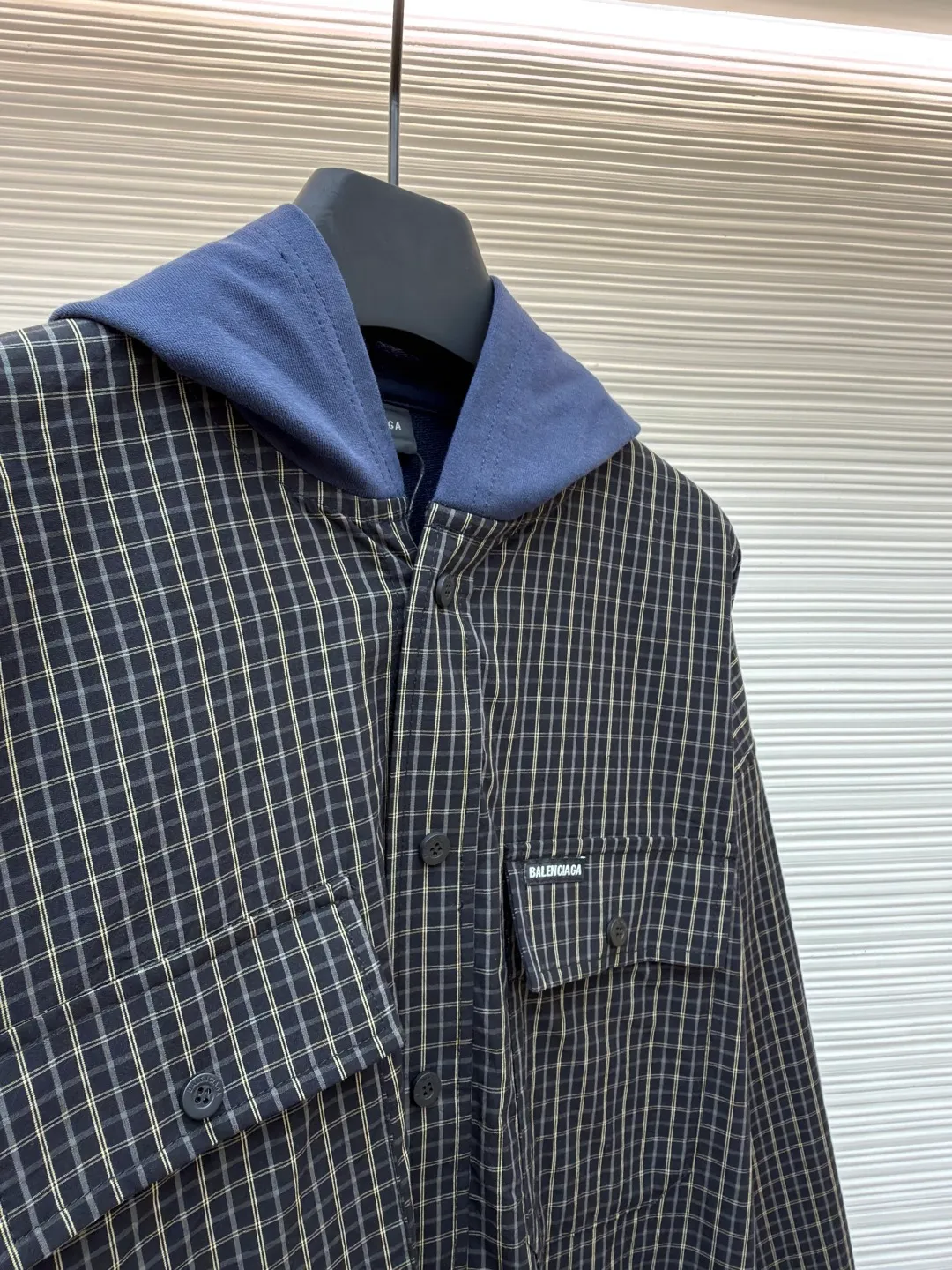 Balenciaga logo plaid splicing hooded jacket ●Original version: purchased and developed by 8838 ●Item number: 1680863-B05 ●Fabric: combed cotton fabric ●Technology: Made by positioning cutting machine ●Version: Loose version ●Weight: about 570 grams ●Size: 1-2-3-4 ●Description: Custom-woven and custom-dyed woven fabrics are made of high-count worsted yarn and are precisely interwoven with two-color warp and weft yarns to form a three-dimensional plaid. The yarn ratio and tension must be strictly controlled to ensure the uniformity of the plaid. 300G knitted fabric base, using high-weight knitted base fabric, taking into account stiffness and elasticity, ensuring the balance between drape and dynamic comfort of the pants. The overall wiring is straight and delicate, the fabric is comfortable and soft, and the color is consistent without color difference. It can be matched with the same style to create a fashionable look and control various occasions. Customized accessories, complete with three standards, same style for men and women!