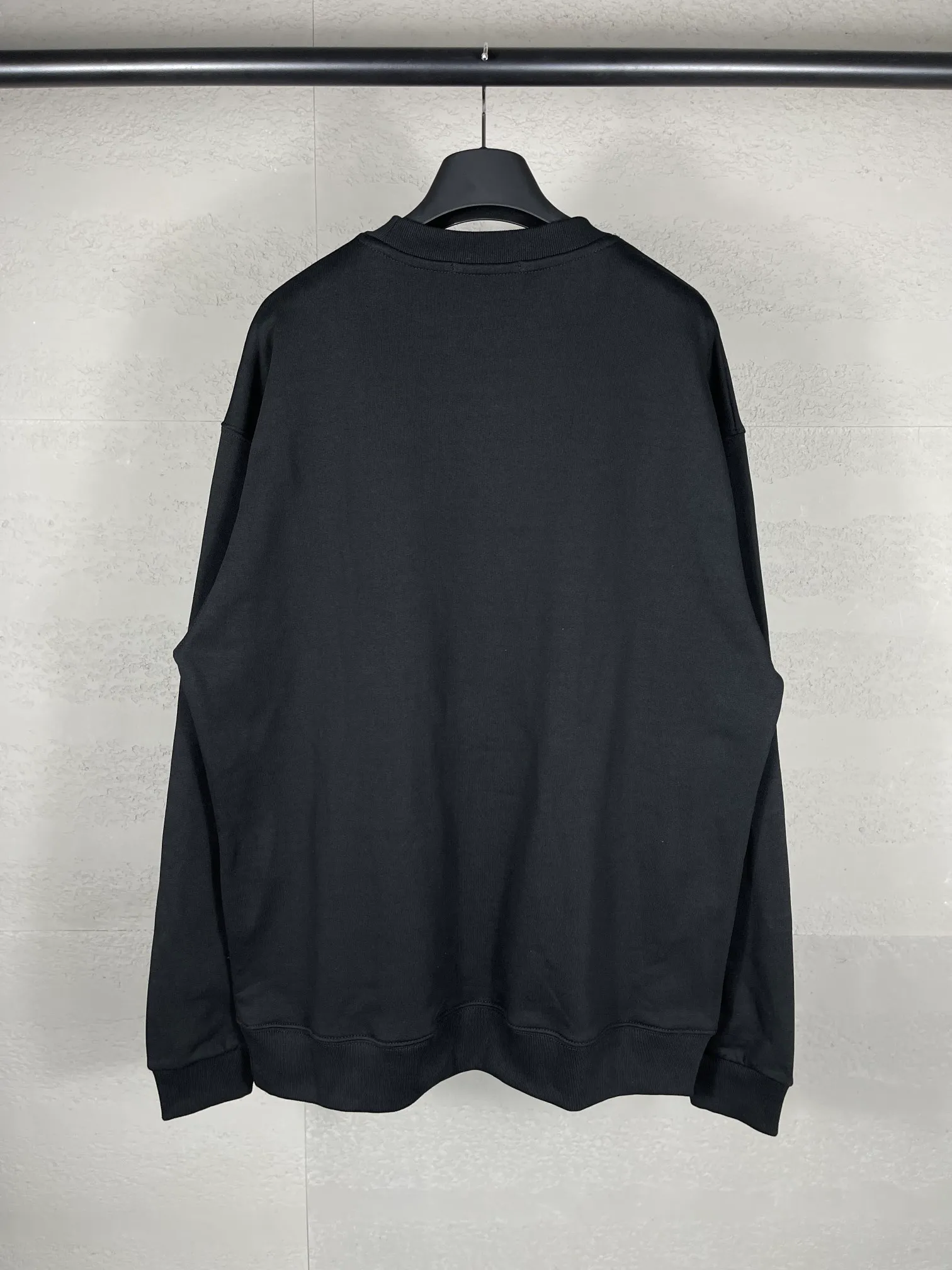 🅿️246 Actual pictures [Top version. Official website quality] BALENCI*GA/Paris. Classic style. SS22 #balenci*ga lock letter LOGO round neck sweatshirt. Brick cabinet synchronization.                       The fabric is made of Paris ZP custom-woven and dyed cotton sweatshirt. The weight is 450 grams. The cloth surface is clean. The cloth pattern is clear, soft and comfortable. The threads are dyed with no color difference. The classic pattern is printed with environmentally friendly imported materials, precision printing screen, the letters are clear, the effect is three-dimensional, and the brick cabinet is restored. The version adopts the OS loose shoulder style. Same style for men and women Coding: BL235568 Color: black, white, coffee Size: XS S M L