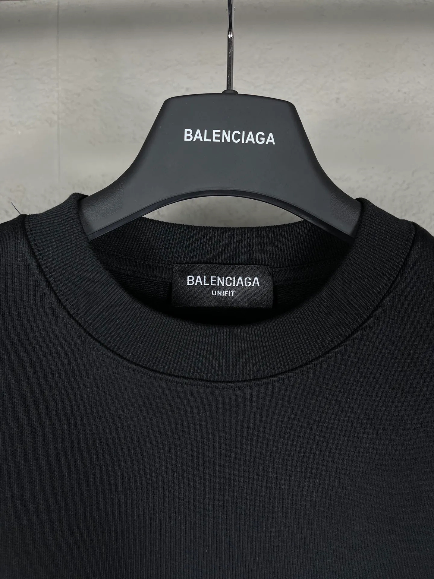 🅿️246 Actual pictures [Top version. Official website quality] BALENCI*GA/Paris. Classic style. SS22 #balenci*ga lock letter LOGO round neck sweatshirt. Brick cabinet synchronization.                       The fabric is made of Paris ZP custom-woven and dyed cotton sweatshirt. The weight is 450 grams. The cloth surface is clean. The cloth pattern is clear, soft and comfortable. The threads are dyed with no color difference. The classic pattern is printed with environmentally friendly imported materials, precision printing screen, the letters are clear, the effect is three-dimensional, and the brick cabinet is restored. The version adopts the OS loose shoulder style. Same style for men and women Coding: BL235568 Color: black, white, coffee Size: XS S M L