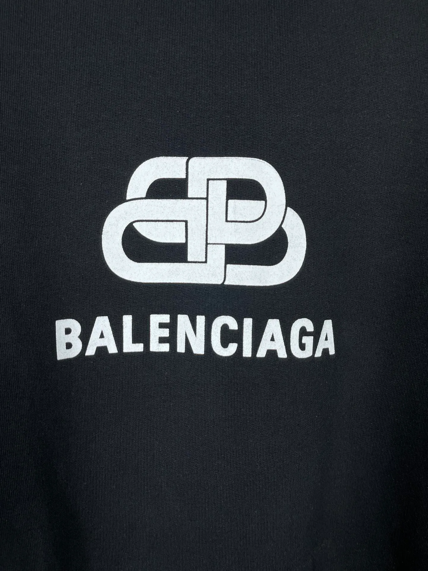 🅿️246 Actual pictures [Top version. Official website quality] BALENCI*GA/Paris. Classic style. SS22 #balenci*ga lock letter LOGO round neck sweatshirt. Brick cabinet synchronization.                       The fabric is made of Paris ZP custom-woven and dyed cotton sweatshirt. The weight is 450 grams. The cloth surface is clean. The cloth pattern is clear, soft and comfortable. The threads are dyed with no color difference. The classic pattern is printed with environmentally friendly imported materials, precision printing screen, the letters are clear, the effect is three-dimensional, and the brick cabinet is restored. The version adopts the OS loose shoulder style. Same style for men and women Coding: BL235568 Color: black, white, coffee Size: XS S M L