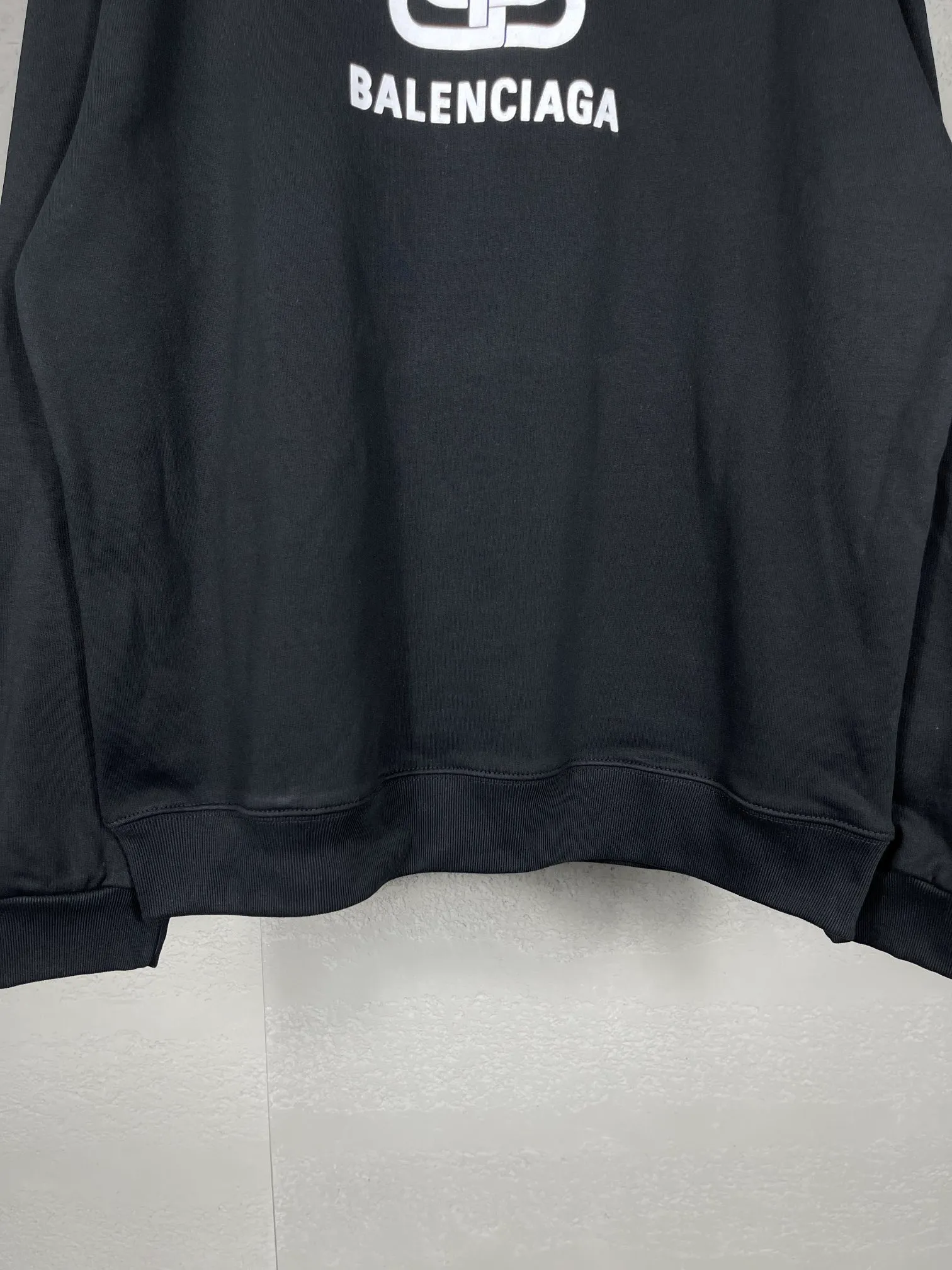 🅿️246 Actual pictures [Top version. Official website quality] BALENCI*GA/Paris. Classic style. SS22 #balenci*ga lock letter LOGO round neck sweatshirt. Brick cabinet synchronization.                       The fabric is made of Paris ZP custom-woven and dyed cotton sweatshirt. The weight is 450 grams. The cloth surface is clean. The cloth pattern is clear, soft and comfortable. The threads are dyed with no color difference. The classic pattern is printed with environmentally friendly imported materials, precision printing screen, the letters are clear, the effect is three-dimensional, and the brick cabinet is restored. The version adopts the OS loose shoulder style. Same style for men and women Coding: BL235568 Color: black, white, coffee Size: XS S M L