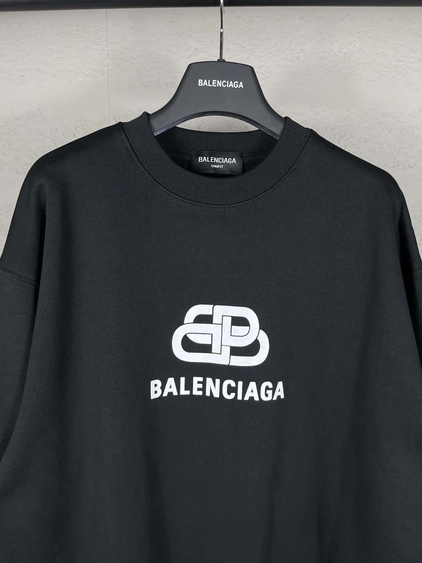 🅿️246 Actual pictures [Top version. Official website quality] BALENCI*GA/Paris. Classic style. SS22 #balenci*ga lock letter LOGO round neck sweatshirt. Brick cabinet synchronization.                       The fabric is made of Paris ZP custom-woven and dyed cotton sweatshirt. The weight is 450 grams. The cloth surface is clean. The cloth pattern is clear, soft and comfortable. The threads are dyed with no color difference. The classic pattern is printed with environmentally friendly imported materials, precision printing screen, the letters are clear, the effect is three-dimensional, and the brick cabinet is restored. The version adopts the OS loose shoulder style. Same style for men and women Coding: BL235568 Color: black, white, coffee Size: XS S M L