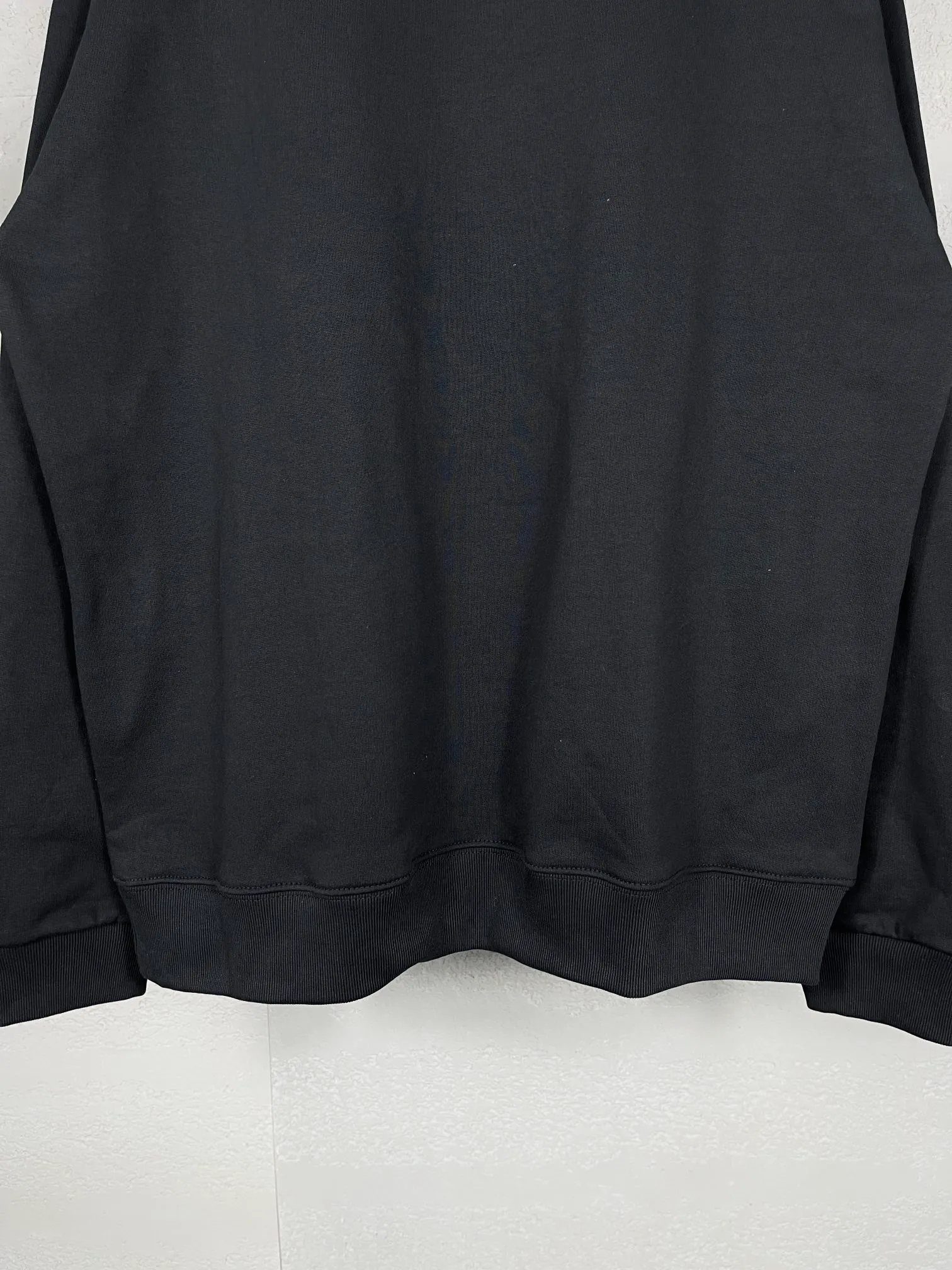 🅿️246 Actual pictures [Top version. Official website quality] BALENCI*GA/Paris. Classic style. SS22 #balenci*ga lock letter LOGO round neck sweatshirt. Brick cabinet synchronization.                       The fabric is made of Paris ZP custom-woven and dyed cotton sweatshirt. The weight is 450 grams. The cloth surface is clean. The cloth pattern is clear, soft and comfortable. The threads are dyed with no color difference. The classic pattern is printed with environmentally friendly imported materials, precision printing screen, the letters are clear, the effect is three-dimensional, and the brick cabinet is restored. The version adopts the OS loose shoulder style. Same style for men and women Coding: BL235568 Color: black, white, coffee Size: XS S M L
