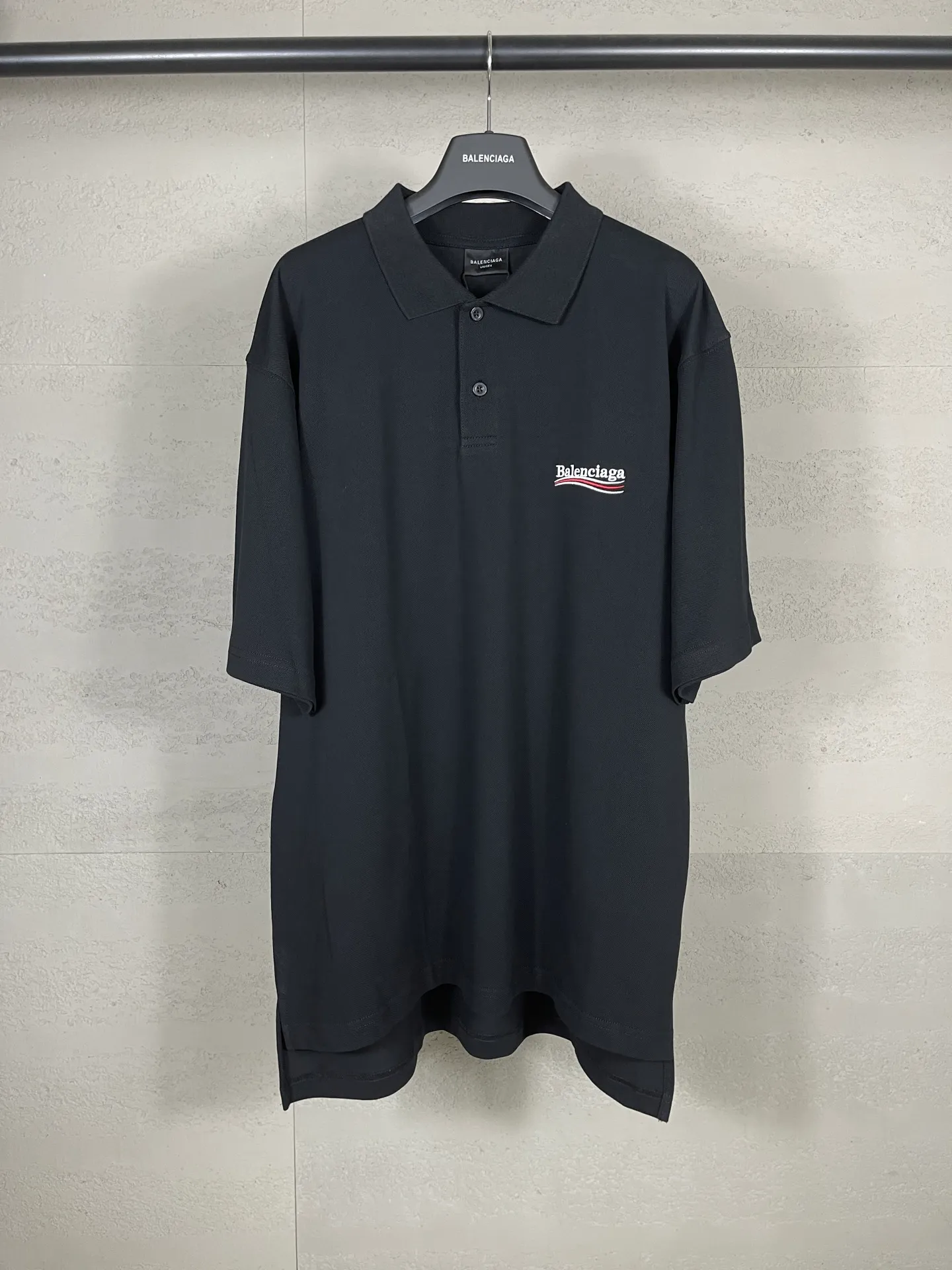 🅿️220 real photos [Top version. Official website quality] BALENCI*GA/Paris #2025 new front and back wave embroidered POLO shirt, front and back slit design, full of design, welcome to compare. The fabric is made of Paris ZP custom-woven and dyed cotton pique, weight 260 grams, clean cloth surface, clear cloth pattern, soft and comfortable. The threads are woven and dyed with no color difference. The embroidered LOGO is embroidered using imported Tajima embroidery machine. The effect is three-dimensional. Restore the brick cabinet, adopt OS loose shoulder style. Same style for men and women. Code: BL252207 Color: black, white Size: XS S M L