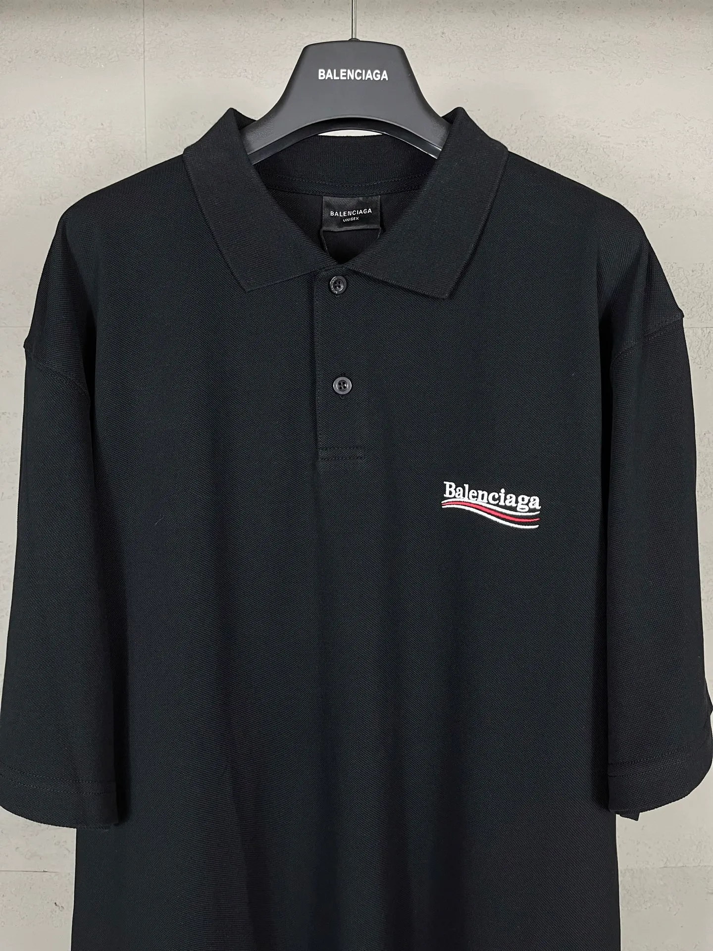 🅿️220 real photos [Top version. Official website quality] BALENCI*GA/Paris #2025 new front and back wave embroidered POLO shirt, front and back slit design, full of design, welcome to compare. The fabric is made of Paris ZP custom-woven and dyed cotton pique, weight 260 grams, clean cloth surface, clear cloth pattern, soft and comfortable. The threads are woven and dyed with no color difference. The embroidered LOGO is embroidered using imported Tajima embroidery machine. The effect is three-dimensional. Restore the brick cabinet, adopt OS loose shoulder style. Same style for men and women. Code: BL252207 Color: black, white Size: XS S M L