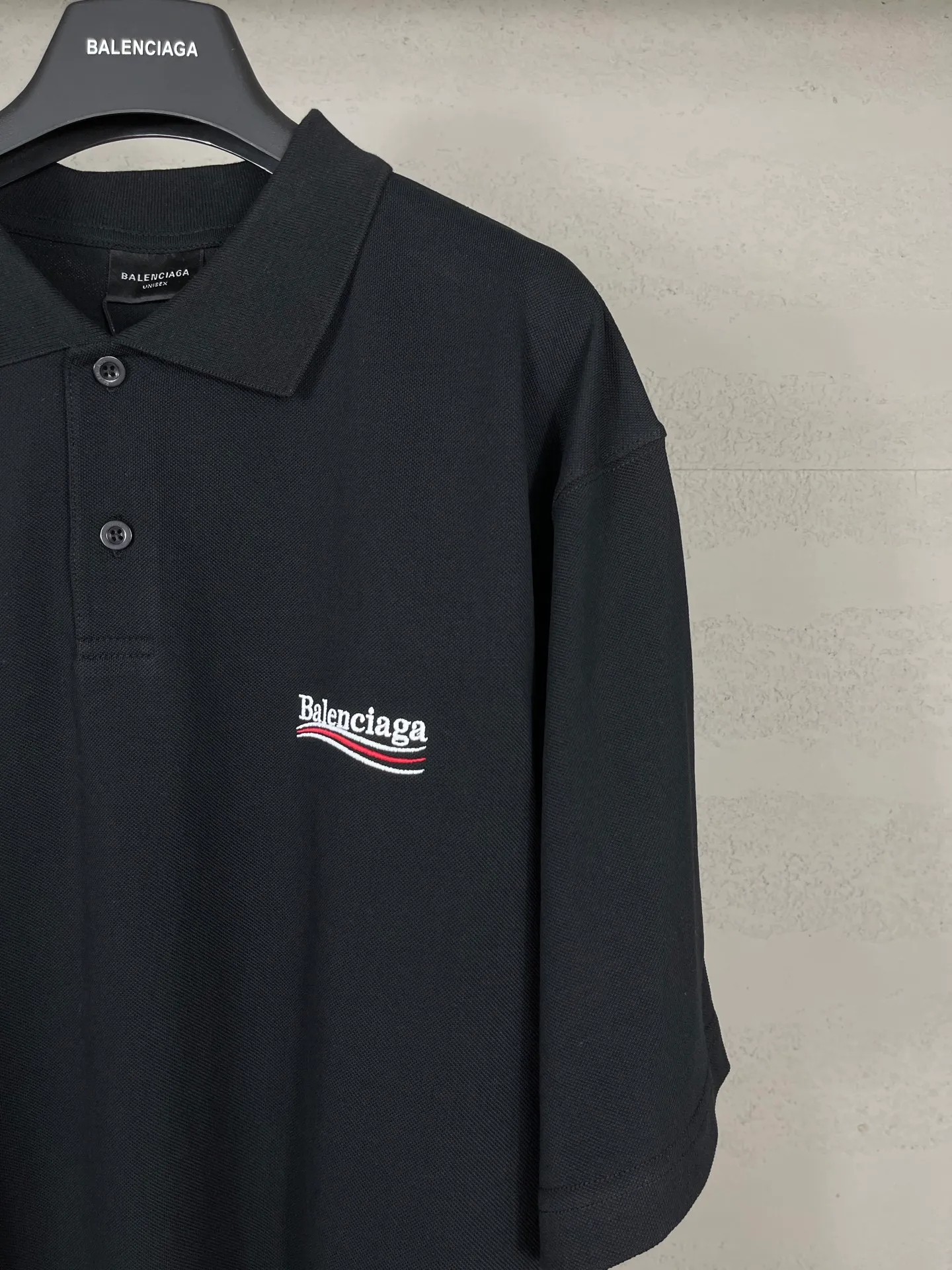 🅿️220 real photos [Top version. Official website quality] BALENCI*GA/Paris #2025 new front and back wave embroidered POLO shirt, front and back slit design, full of design, welcome to compare. The fabric is made of Paris ZP custom-woven and dyed cotton pique, weight 260 grams, clean cloth surface, clear cloth pattern, soft and comfortable. The threads are woven and dyed with no color difference. The embroidered LOGO is embroidered using imported Tajima embroidery machine. The effect is three-dimensional. Restore the brick cabinet, adopt OS loose shoulder style. Same style for men and women. Code: BL252207 Color: black, white Size: XS S M L