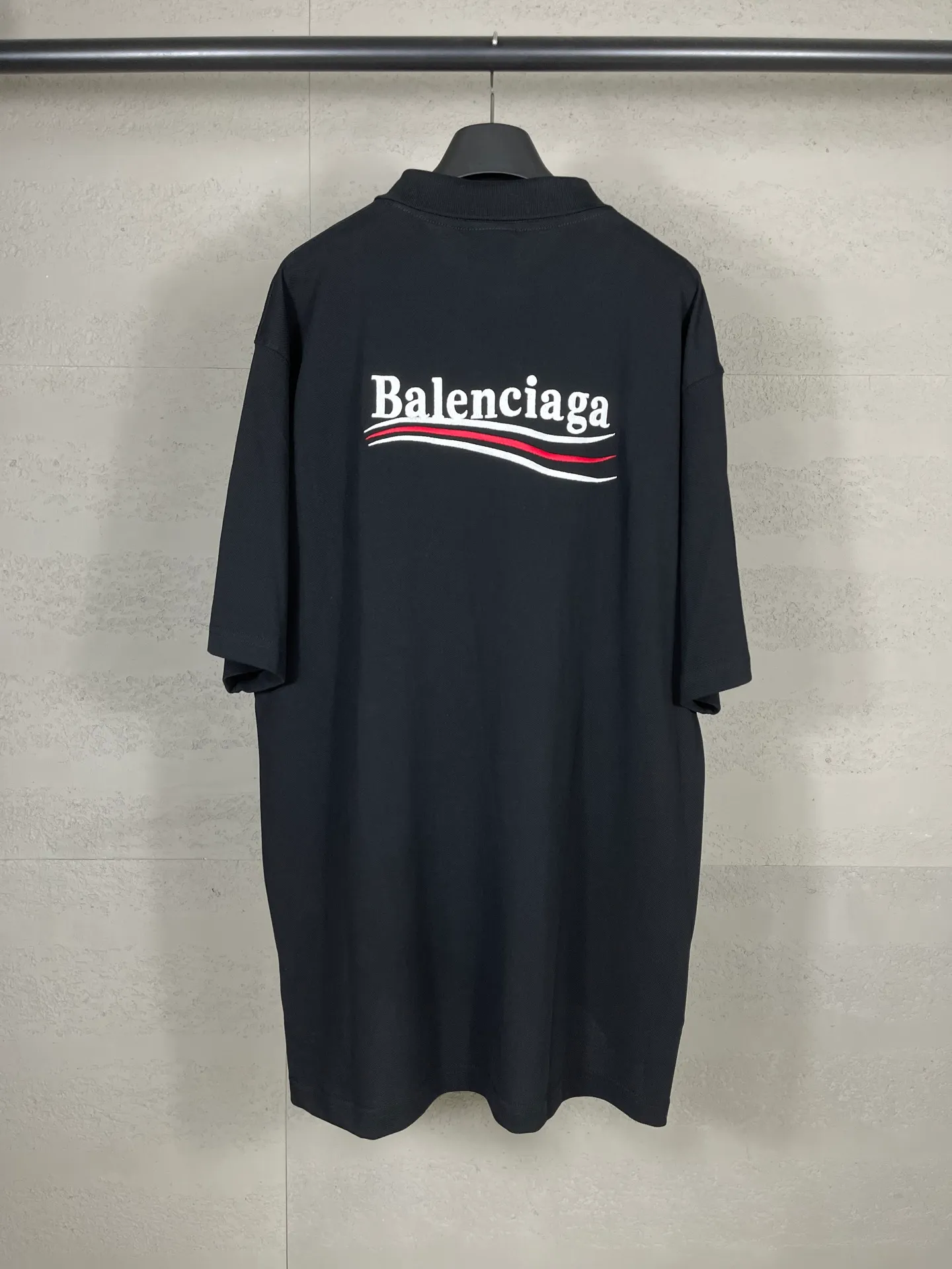 🅿️220 real photos [Top version. Official website quality] BALENCI*GA/Paris #2025 new front and back wave embroidered POLO shirt, front and back slit design, full of design, welcome to compare. The fabric is made of Paris ZP custom-woven and dyed cotton pique, weight 260 grams, clean cloth surface, clear cloth pattern, soft and comfortable. The threads are woven and dyed with no color difference. The embroidered LOGO is embroidered using imported Tajima embroidery machine. The effect is three-dimensional. Restore the brick cabinet, adopt OS loose shoulder style. Same style for men and women. Code: BL252207 Color: black, white Size: XS S M L