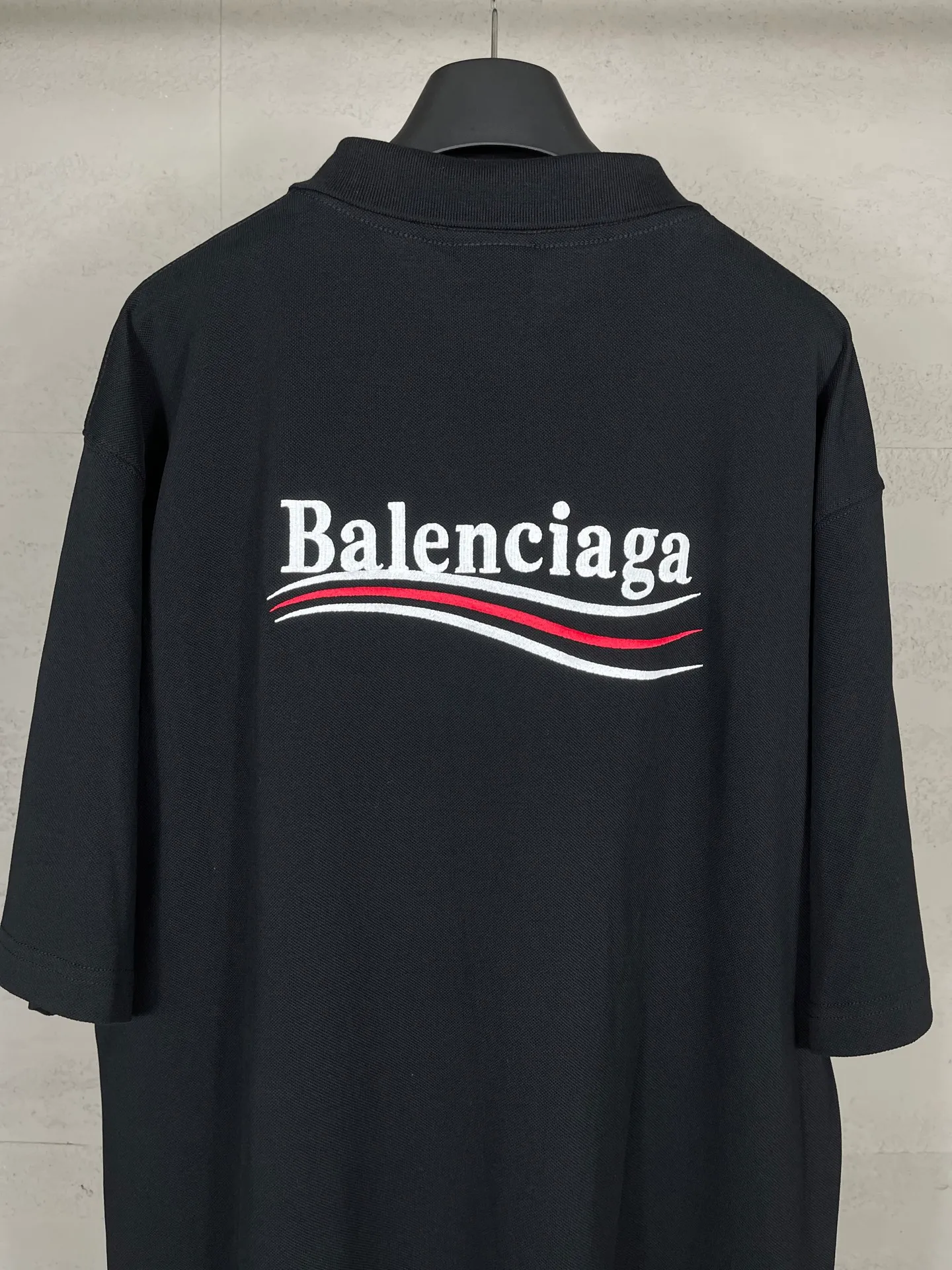 🅿️220 real photos [Top version. Official website quality] BALENCI*GA/Paris #2025 new front and back wave embroidered POLO shirt, front and back slit design, full of design, welcome to compare. The fabric is made of Paris ZP custom-woven and dyed cotton pique, weight 260 grams, clean cloth surface, clear cloth pattern, soft and comfortable. The threads are woven and dyed with no color difference. The embroidered LOGO is embroidered using imported Tajima embroidery machine. The effect is three-dimensional. Restore the brick cabinet, adopt OS loose shoulder style. Same style for men and women. Code: BL252207 Color: black, white Size: XS S M L