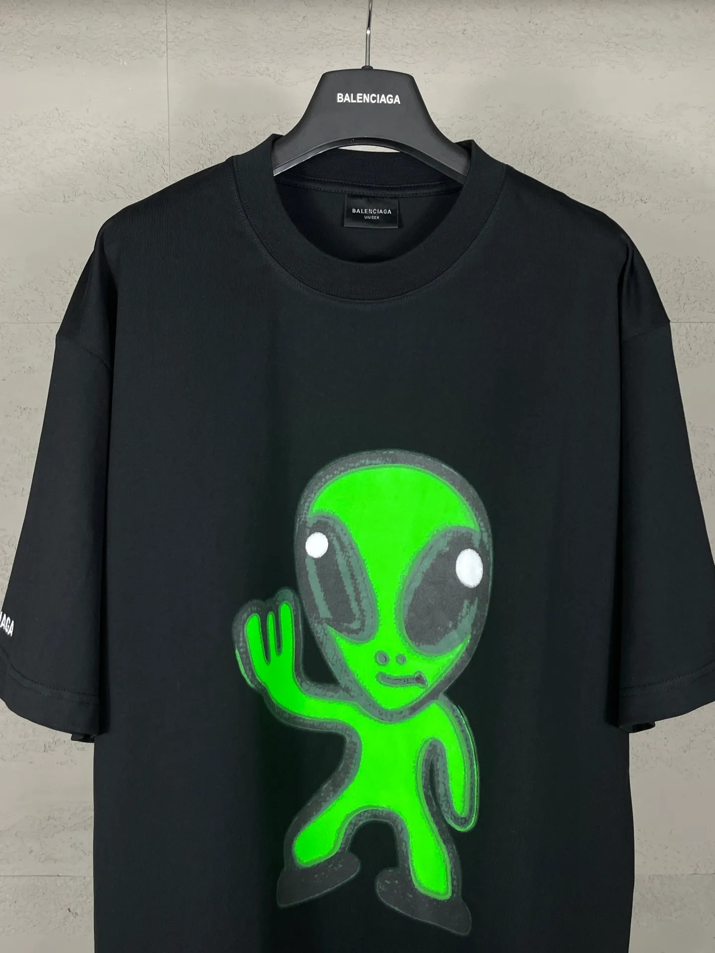 🅿️194 real photos [top version. official website quality] BALENCI*GA/25 new model. The front is directly printed with hithg there + dripley art work + luminous effect, aliens are printed on the front, smiley faces are printed on the back, short-sleeved T-shirt with embroidered letters on the right sleeve # SS25 latest style. Research and development at the first time, different market currencies. Comparisons welcome. The fabric is made of Paris ZP custom-woven and dyed cotton double yarn. Weighing 260 grams, the cloth surface is clean. The cloth pattern is clear, soft and comfortable. The threads are dyed with no color difference. Printing adopts computer direct printing. Jubie market currency. Welcome to compare. The version adopts OS loose shoulder design. Same style for men and women. Code: BL253683 Color: off-white, black, floral gray Size: XS S M L