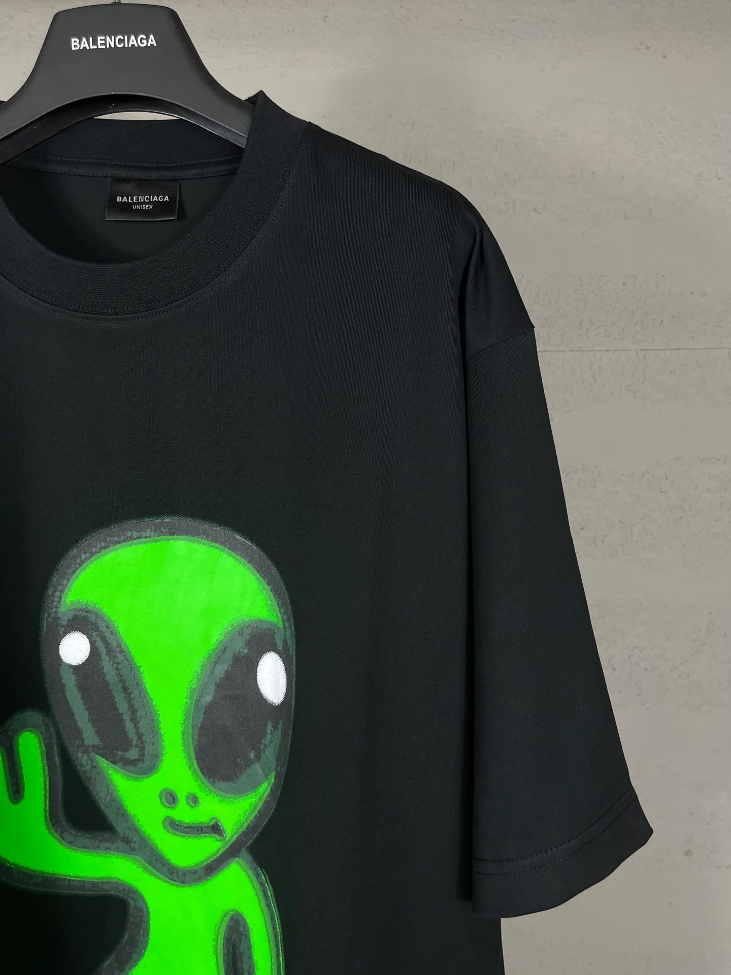 🅿️194 real photos [top version. official website quality] BALENCI*GA/25 new model. The front is directly printed with hithg there + dripley art work + luminous effect, aliens are printed on the front, smiley faces are printed on the back, short-sleeved T-shirt with embroidered letters on the right sleeve # SS25 latest style. Research and development at the first time, different market currencies. Comparisons welcome. The fabric is made of Paris ZP custom-woven and dyed cotton double yarn. Weighing 260 grams, the cloth surface is clean. The cloth pattern is clear, soft and comfortable. The threads are dyed with no color difference. Printing adopts computer direct printing. Jubie market currency. Welcome to compare. The version adopts OS loose shoulder design. Same style for men and women. Code: BL253683 Color: off-white, black, floral gray Size: XS S M L