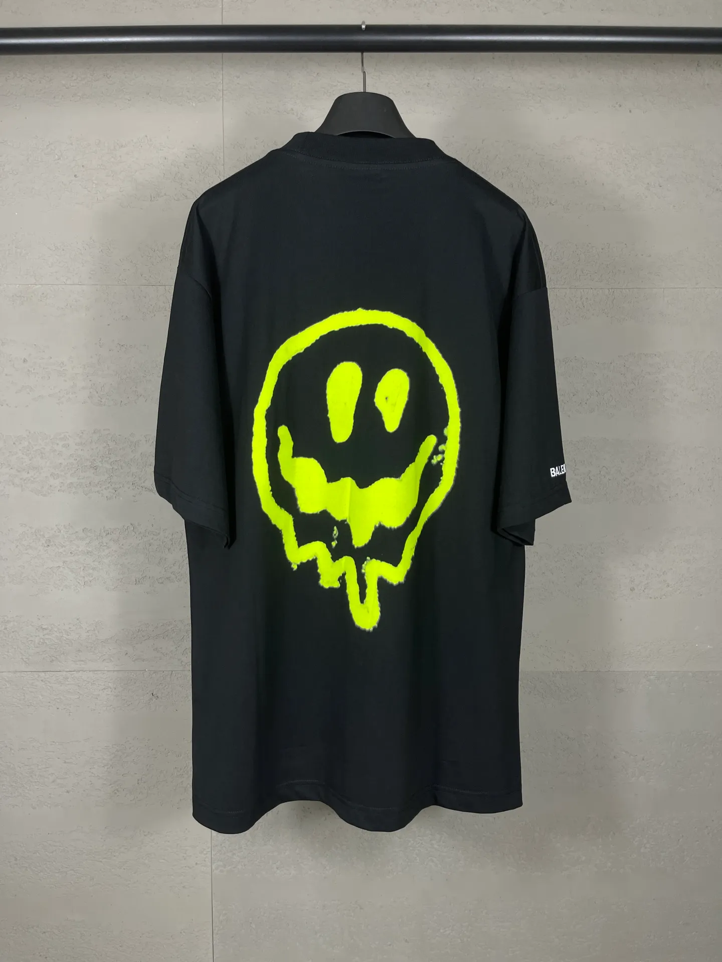 🅿️194 real photos [top version. official website quality] BALENCI*GA/25 new model. The front is directly printed with hithg there + dripley art work + luminous effect, aliens are printed on the front, smiley faces are printed on the back, short-sleeved T-shirt with embroidered letters on the right sleeve # SS25 latest style. Research and development at the first time, different market currencies. Comparisons welcome. The fabric is made of Paris ZP custom-woven and dyed cotton double yarn. Weighing 260 grams, the cloth surface is clean. The cloth pattern is clear, soft and comfortable. The threads are dyed with no color difference. Printing adopts computer direct printing. Jubie market currency. Welcome to compare. The version adopts OS loose shoulder design. Same style for men and women. Code: BL253683 Color: off-white, black, floral gray Size: XS S M L