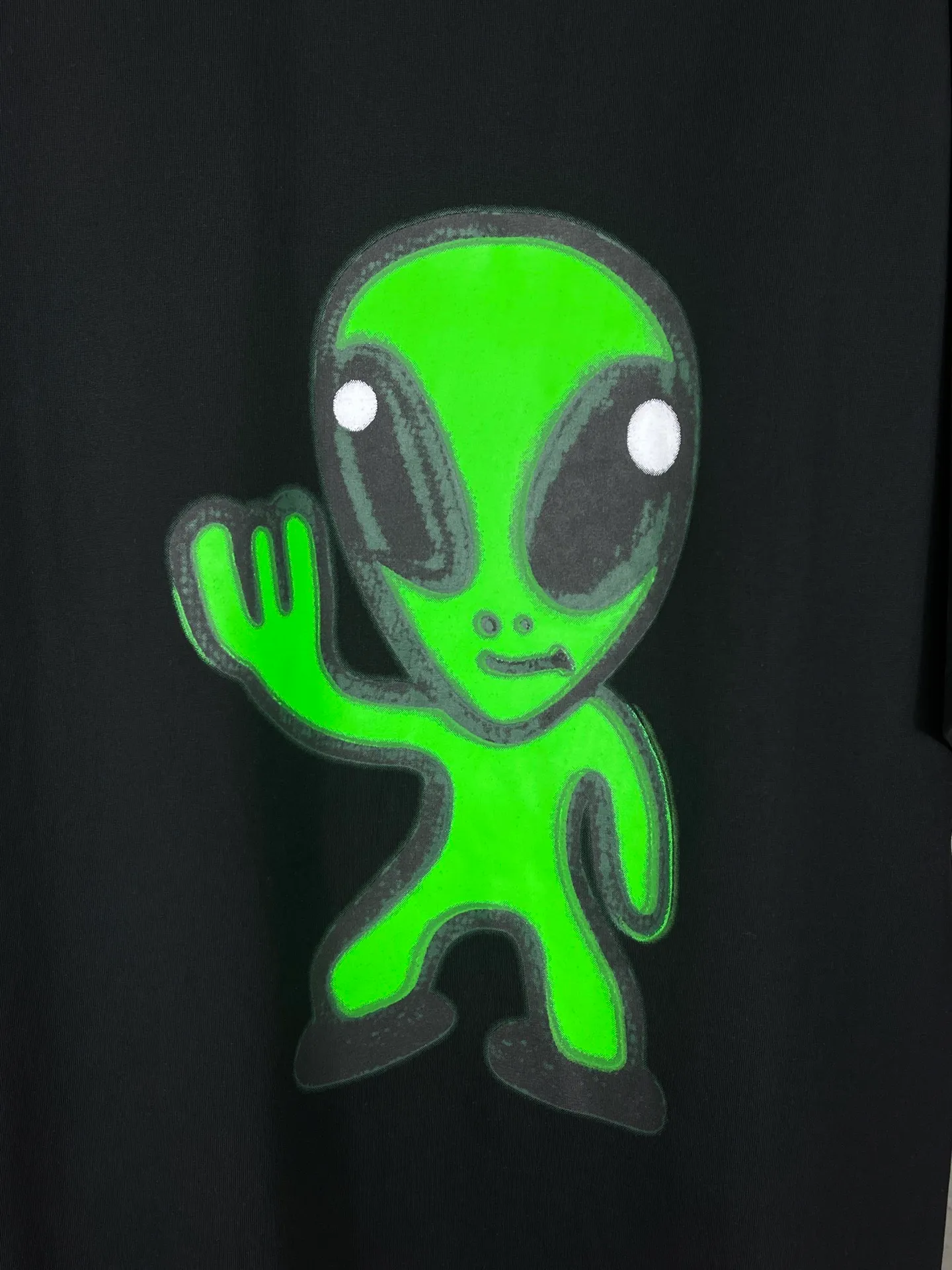 🅿️194 real photos [top version. official website quality] BALENCI*GA/25 new model. The front is directly printed with hithg there + dripley art work + luminous effect, aliens are printed on the front, smiley faces are printed on the back, short-sleeved T-shirt with embroidered letters on the right sleeve # SS25 latest style. Research and development at the first time, different market currencies. Comparisons welcome. The fabric is made of Paris ZP custom-woven and dyed cotton double yarn. Weighing 260 grams, the cloth surface is clean. The cloth pattern is clear, soft and comfortable. The threads are dyed with no color difference. Printing adopts computer direct printing. Jubie market currency. Welcome to compare. The version adopts OS loose shoulder design. Same style for men and women. Code: BL253683 Color: off-white, black, floral gray Size: XS S M L