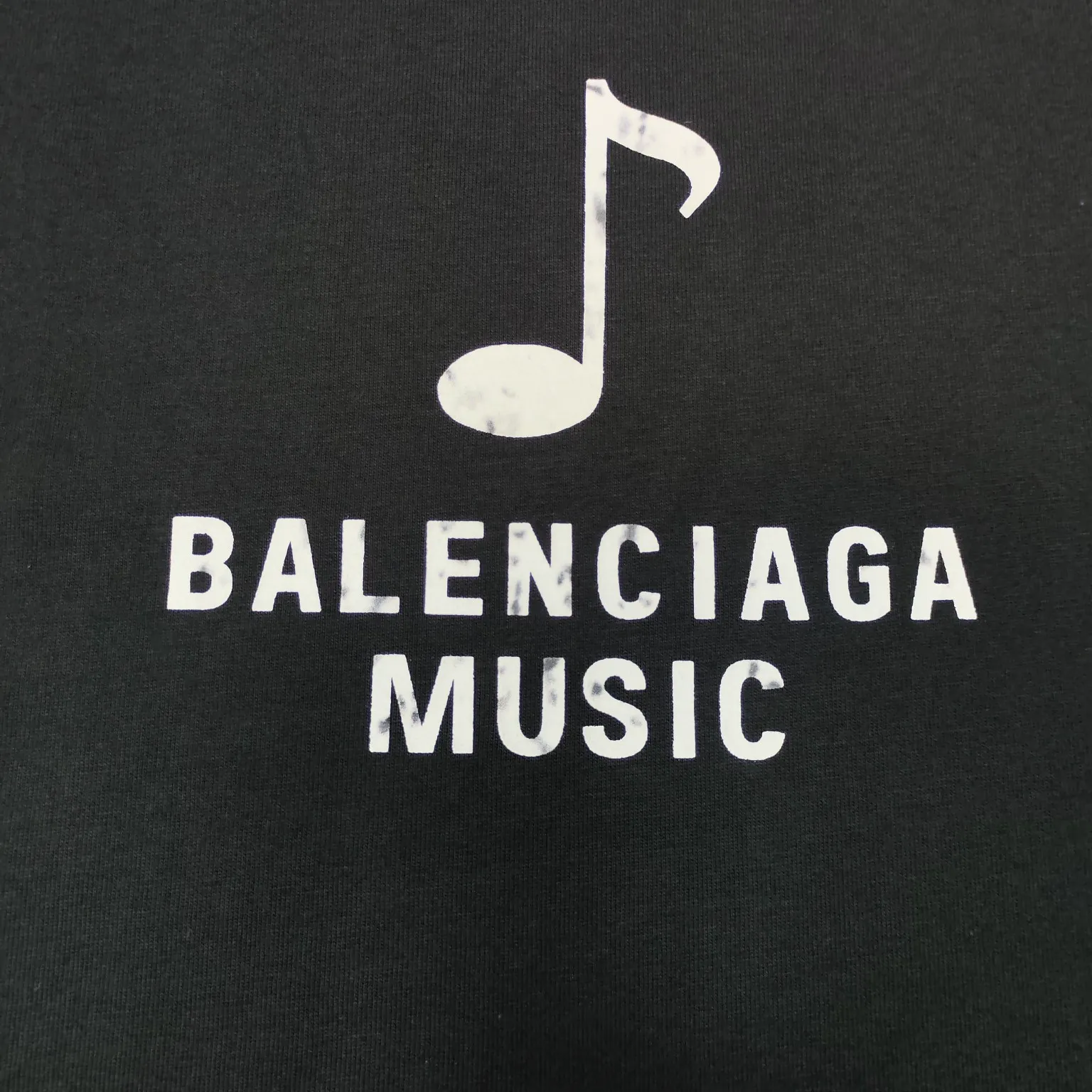 Top version BALENCIAGA/Balenciaga 2024 SS front and rear white ink direct-jet printed musical note short-sleeved T-shirt ✅No.1 quality in this market Real ceiling quality✅All original development pay attention to detail pictures to avoid mixed distribution of stolen pictures by merchants ✅Correct 260g custom-woven and dyed double-yarn fabric Soft, breathable and comfortable ✅Imported Tajima embroidery machine 150,000 needle embroidery, full effect, three-dimensional and clear✅Attention! The letter embroidery on the chest is hand-made and worn. The back of the garment is sewn with the car logo on the back collar. The original version is the same. The details are full and fixed-dyed threads. No color difference. No deformation. Overweight craftsmanship. Different market currencies. Here I will explain why mine is a little more expensive than others. 1. It seems to be a simple printing or embroidery. In fact, it is not simple at all. 10000% imported machine restoration. Not just lip service. Welcome to compare with peers. 2. Each model is produced by the company. The detailed workmanship and fabrics are consistent with the original product. Guaranteed no color difference from the counter. Reproduction is not scary. Whoever fakes it will be embarrassed. It’s not shameful to make a replica, it’s shameful if you can’t buy the correct version if you make a replica. 3. Note that the threaded collars are all original collars of certain countries and regions, with high wrapping. The width of the neckline and cabinets are accurate to the millimeter. Thick necklines are not easy to deform. The collars of high-end products are all restored cabinets. They are different from the big collars in the world. Ordinary garbage short-sleeves are printed with a print. The clavicle of the upper body is exposed. Please be patient. Customers who have bought genuine products or have seen genuine products will come back to place orders again. This is quality. This is quality. 4. Different styles of washed wheat main wheat, including imported wheat, have different colors and codes. Really restore the counter. As we all know, Balenciaga has different English or different colors on the collar labels of each quarter. This distinguishes the fast food products with the same common main wheat washed wheat. 5. Pay attention to the workmanship. The stitching at the neckline has no folds, smooth and natural without overlapping lines, and truly restores this. This is something that many people cannot do. 6. The fabric is made of 260g Paris-specific double yarn. No one can make better fabrics than my family. There's really no way to compare it with the ordinary version on the market. Respect it. It's genuine and costs thousands of dollars. Don't buy street stalls. Quality 7. The workmanship is fully restored. The packaging is fully restored. The cost is huge. 8. I guarantee here that this is the highest quality you can find. Size: XS-S-M-L P:260