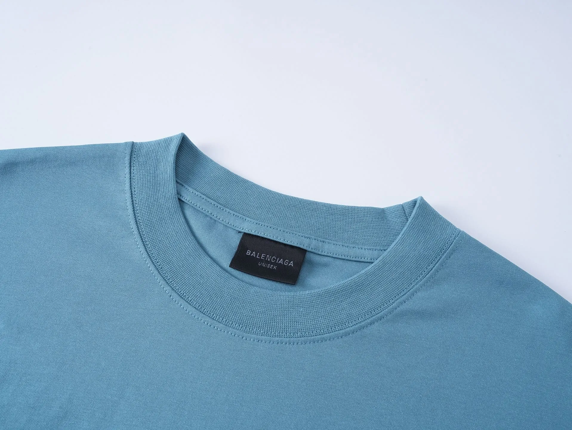 🅿️196 Actual pictures [Top version. Official website quality] BALENCI*GA/Paris #2025 new style front and rear letter LOGO embroidered tape taped short-sleeved T-shirt, full of design. Welcome to compare. The fabric is made of Paris ZP custom-woven and dyed cotton double yarn, weight 260 grams, clean cloth surface, clear cloth pattern, soft and comfortable. The threads are dyed with no color difference. The classic letter LOGO is embroidered with imported Tajima embroidery machine. The tape is stamped with imported transparent glue. The effect is three-dimensional. Restore the brick cabinet, adopt the OS loose shoulder version. Same style for men and women. Code: BL253662 Color: black, sky blue, white, floral gray Size: XS S M L