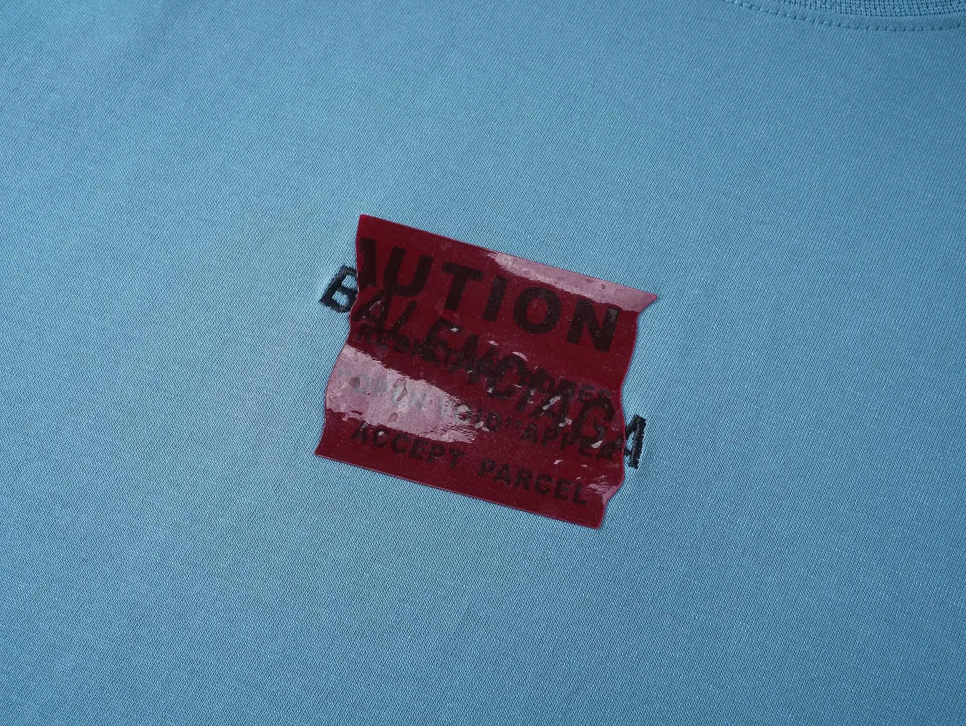 🅿️196 Actual pictures [Top version. Official website quality] BALENCI*GA/Paris #2025 new style front and rear letter LOGO embroidered tape taped short-sleeved T-shirt, full of design. Welcome to compare. The fabric is made of Paris ZP custom-woven and dyed cotton double yarn, weight 260 grams, clean cloth surface, clear cloth pattern, soft and comfortable. The threads are dyed with no color difference. The classic letter LOGO is embroidered with imported Tajima embroidery machine. The tape is stamped with imported transparent glue. The effect is three-dimensional. Restore the brick cabinet, adopt the OS loose shoulder version. Same style for men and women. Code: BL253662 Color: black, sky blue, white, floral gray Size: XS S M L