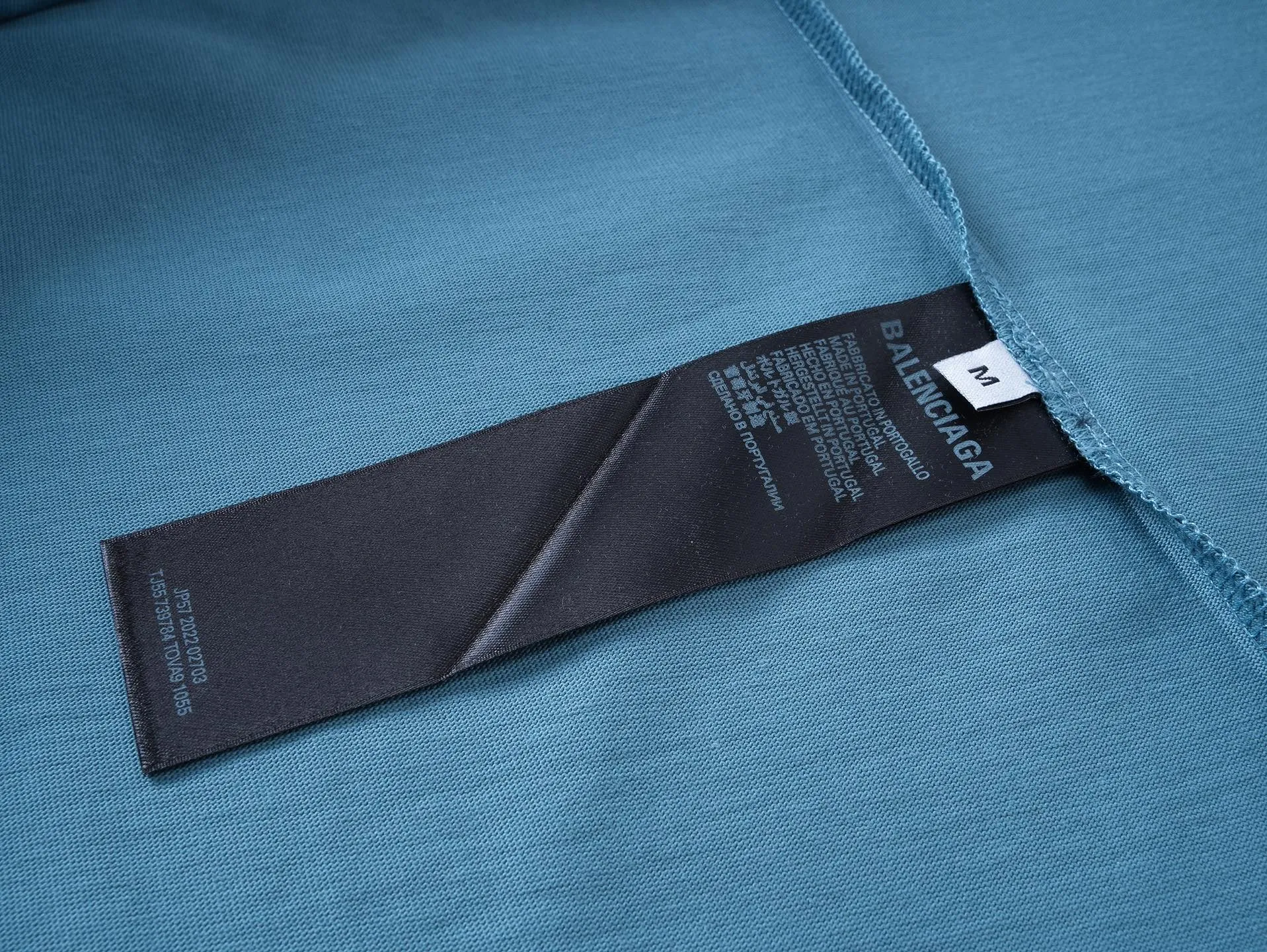 🅿️196 Actual pictures [Top version. Official website quality] BALENCI*GA/Paris #2025 new style front and rear letter LOGO embroidered tape taped short-sleeved T-shirt, full of design. Welcome to compare. The fabric is made of Paris ZP custom-woven and dyed cotton double yarn, weight 260 grams, clean cloth surface, clear cloth pattern, soft and comfortable. The threads are dyed with no color difference. The classic letter LOGO is embroidered with imported Tajima embroidery machine. The tape is stamped with imported transparent glue. The effect is three-dimensional. Restore the brick cabinet, adopt the OS loose shoulder version. Same style for men and women. Code: BL253662 Color: black, sky blue, white, floral gray Size: XS S M L